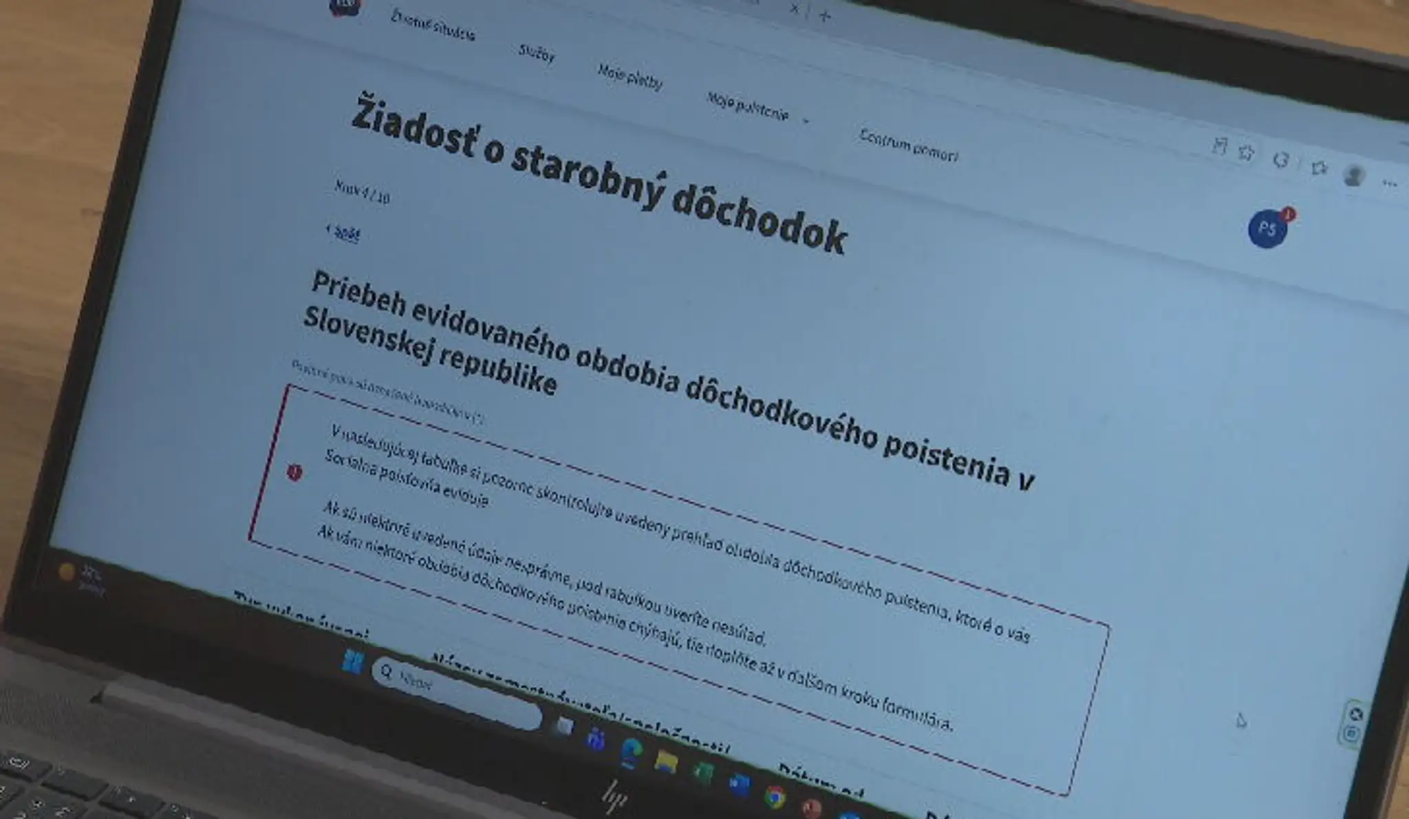 Na snímke počítač a na obrazovke formulár žiadosti o starobný dôchodok.