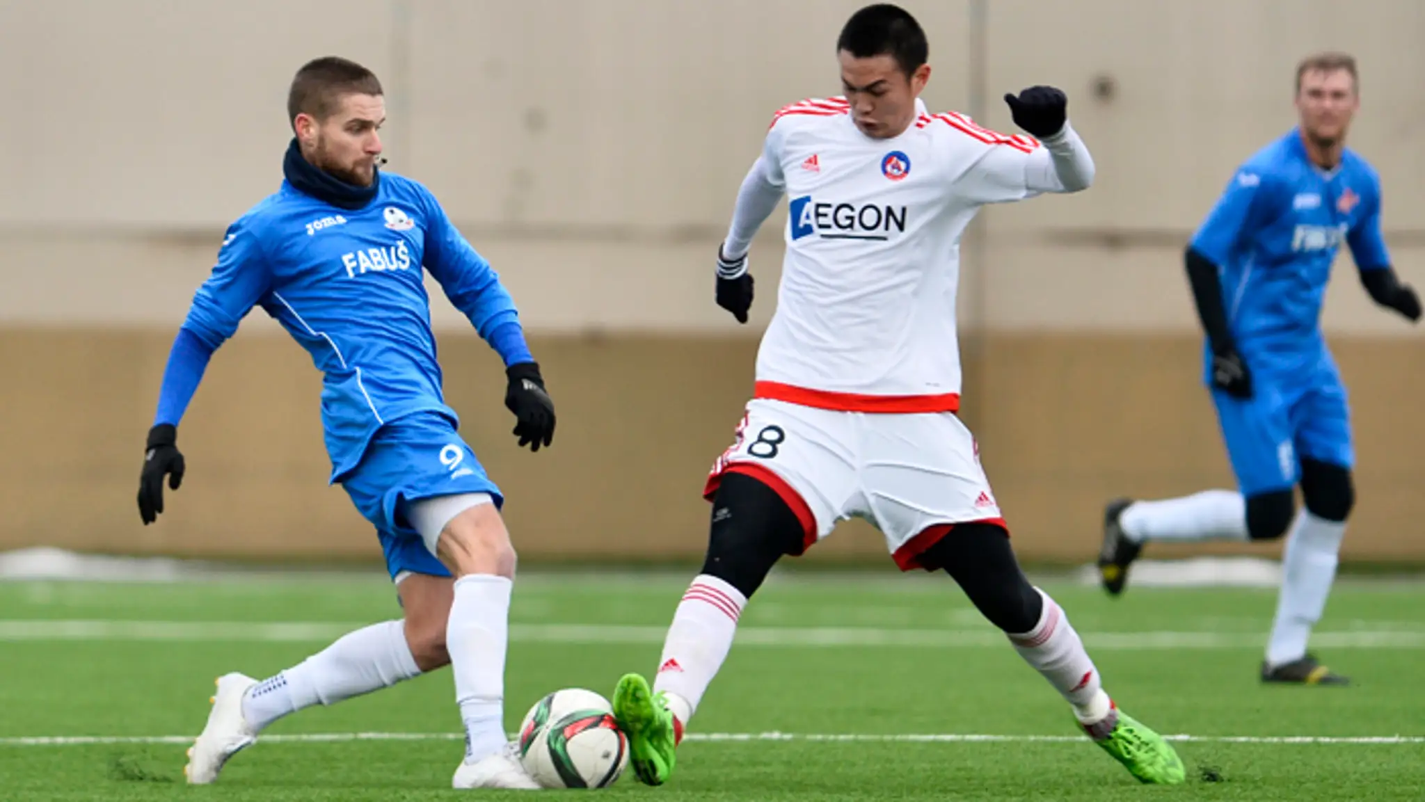 Nová posila AS Trenčín Cchung-Jao Jin (uprostred) v súboji s hráčom Borčíc Oliverom Augustínim.