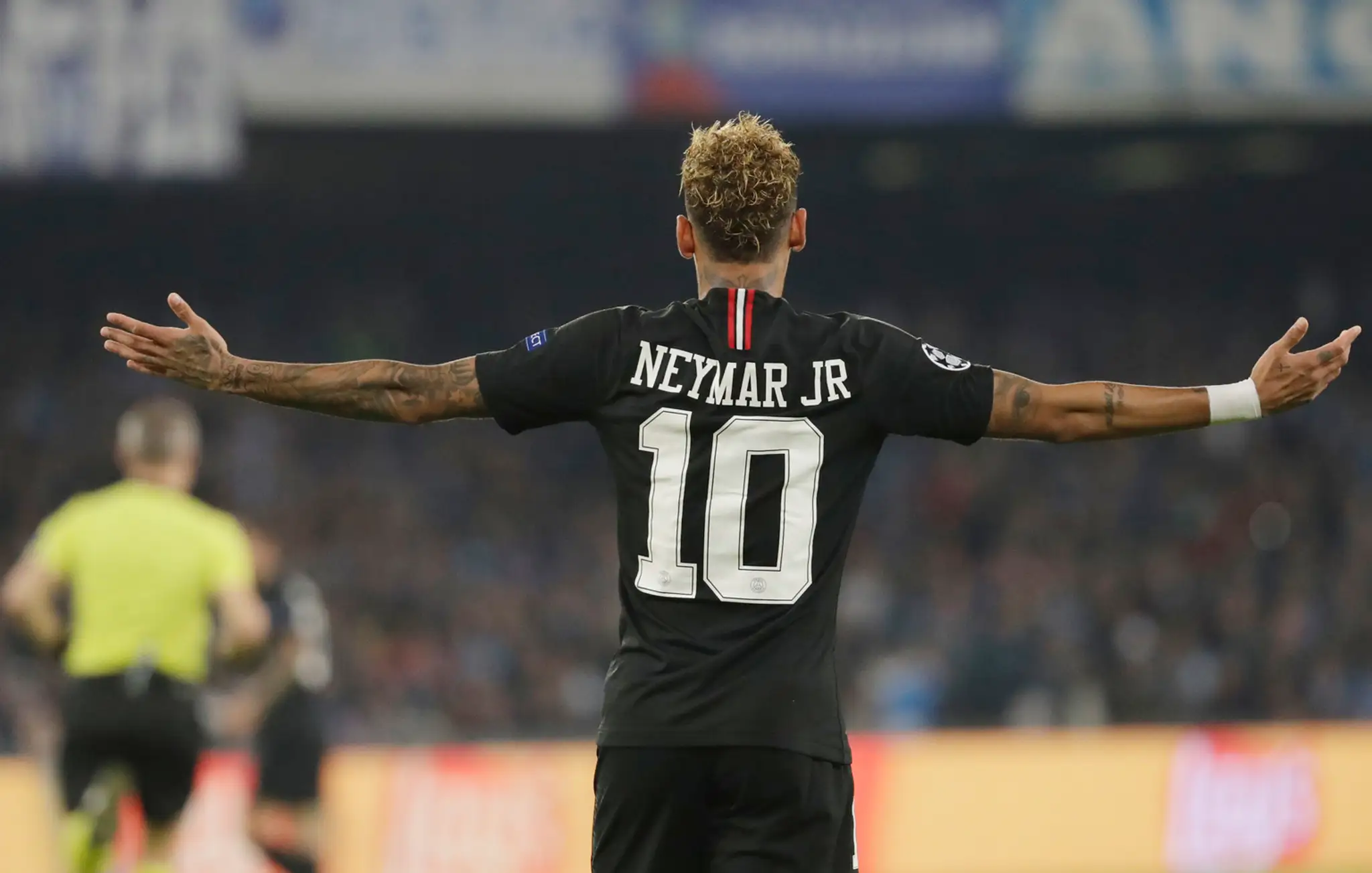 Neymar z PSG reaguje v zápase LM na pôde Neapola.