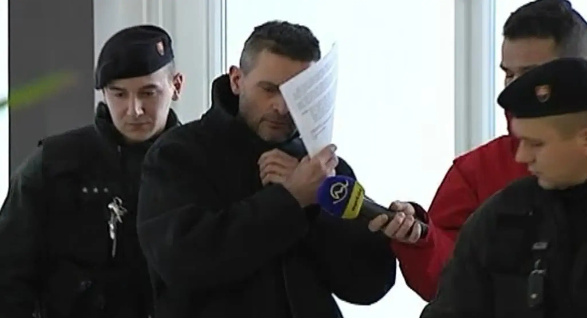 Opitý muž, ktorý zabil muža v reflexnej veste pred súdom.