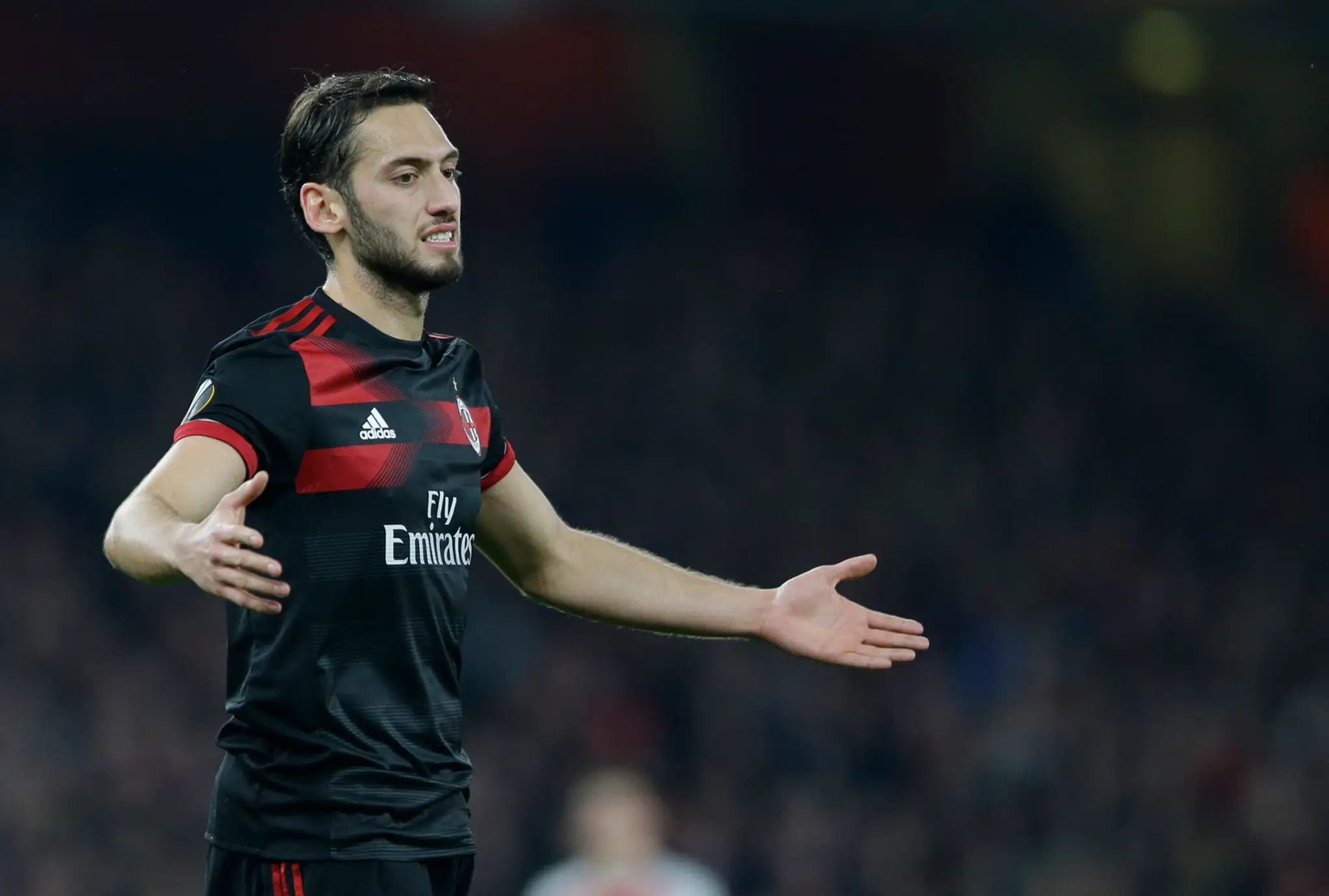 Hakan Calhanoglu z AC Miláno počas odvety osemfinále EL proti Arsenalu.