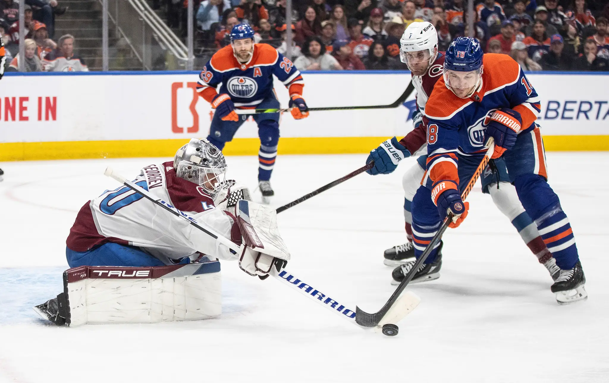Hokejista Edmontonu Leon Draisaitl  (druhý zľava), brankár Colorada Avalanche Alexandar Georgijev (vľavo).
