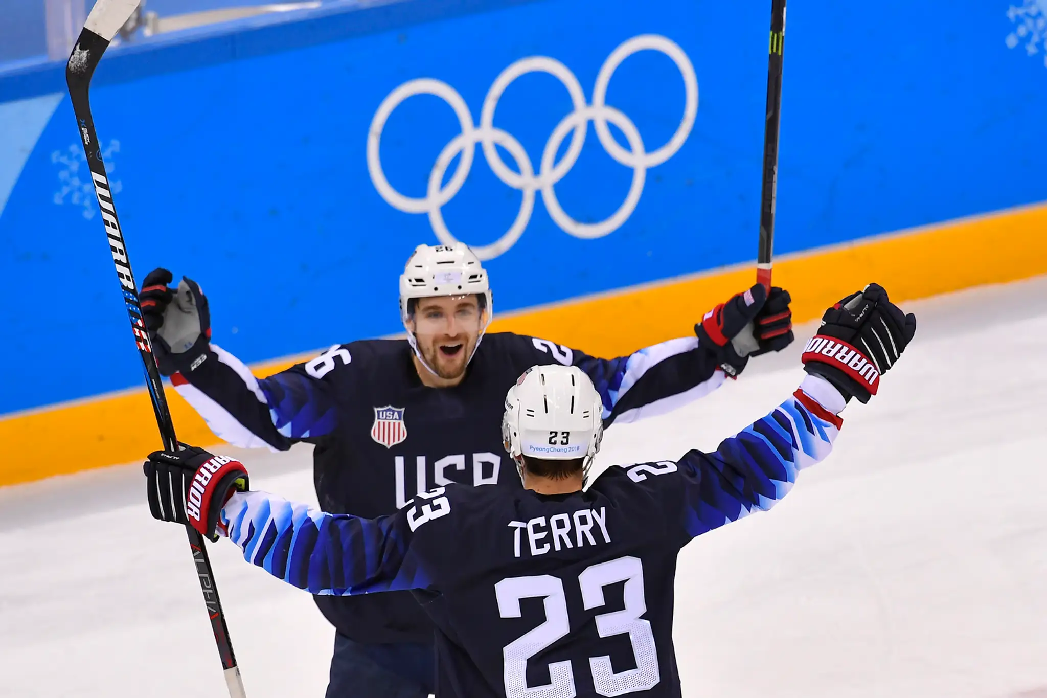 Americká radosť v osemfinále ZOH 2018, hore strelec Marc Arcobello a Troy Terry.