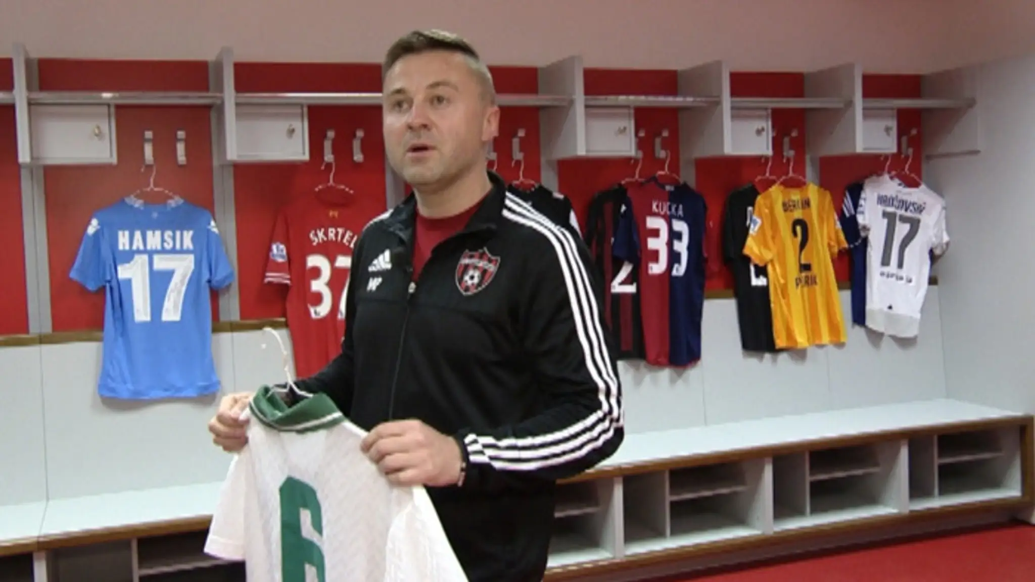 Masér futbalovej reprezentácie Mário Prelovský zbiera dresy.