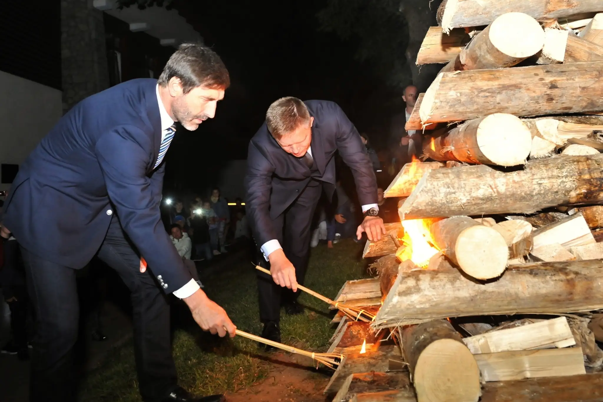 Fico a Blanár zapaľujú vatru zvrchovanosti Slovenska počas osláv vlani v Starej Bystrici.