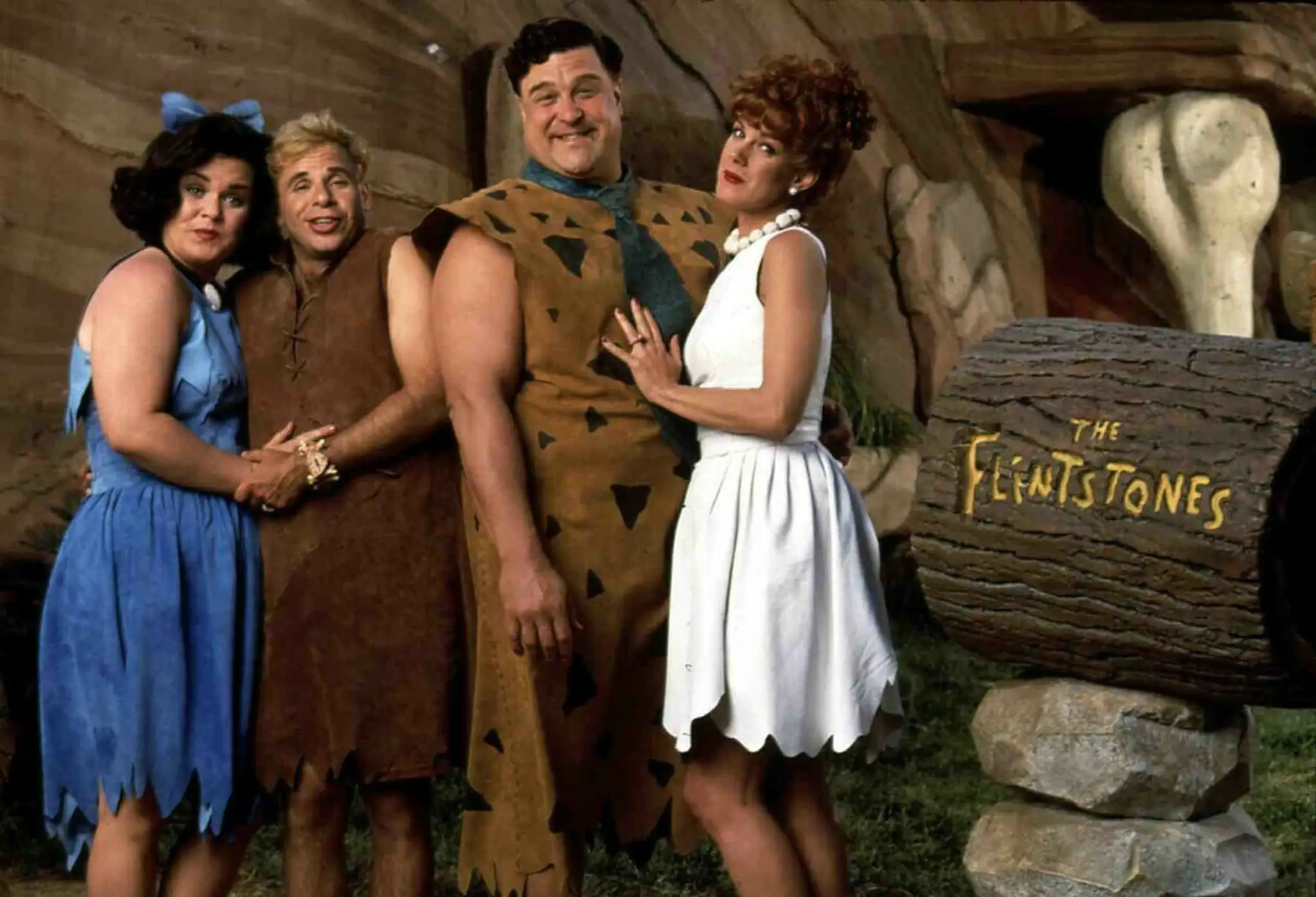 John Goodman (druhý sprava) ako Fred Flinstone.