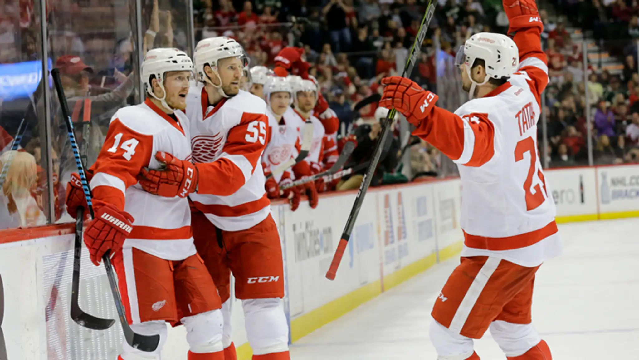 Hráči Detroitu Red Wings Švédi - Gustav Nyquist (vľavo) a Niklas Kronwall (v strede) a Tomáš Tatar na archívnej snímke.