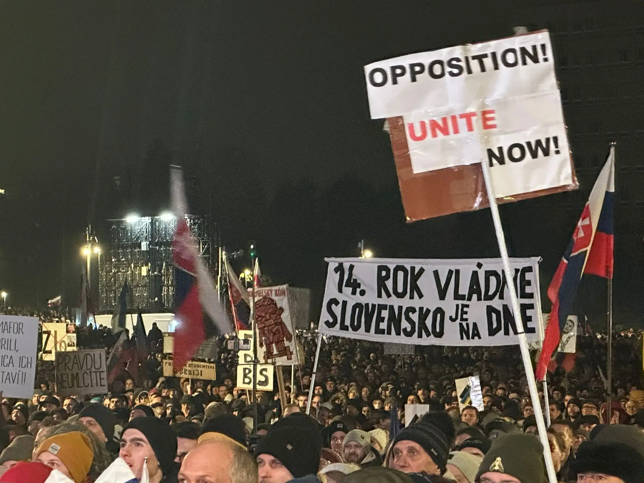 Protestujúci s transparentmi