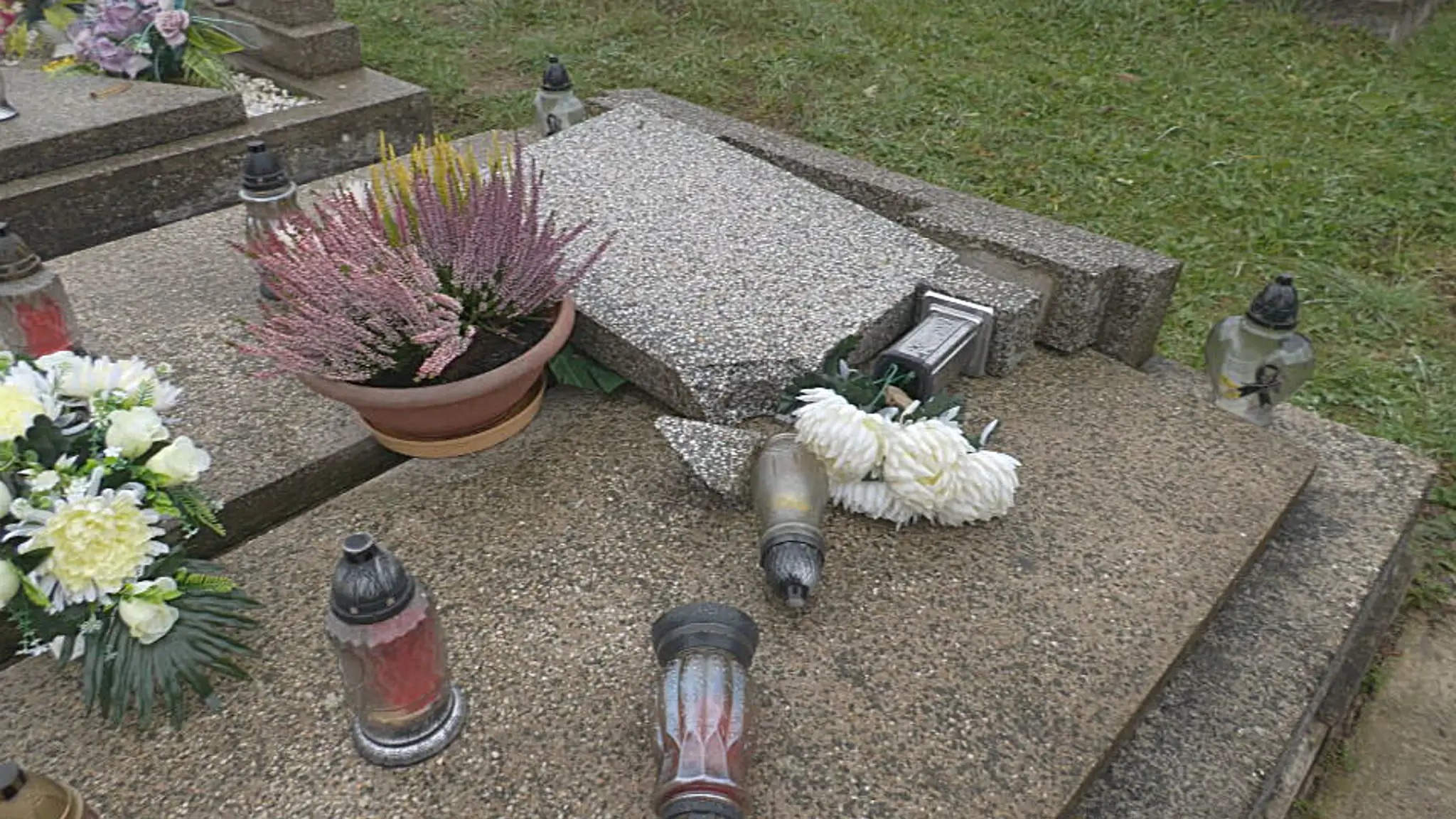 Vandali na cintoríne vo Vrútkach zanechali spúšť. 