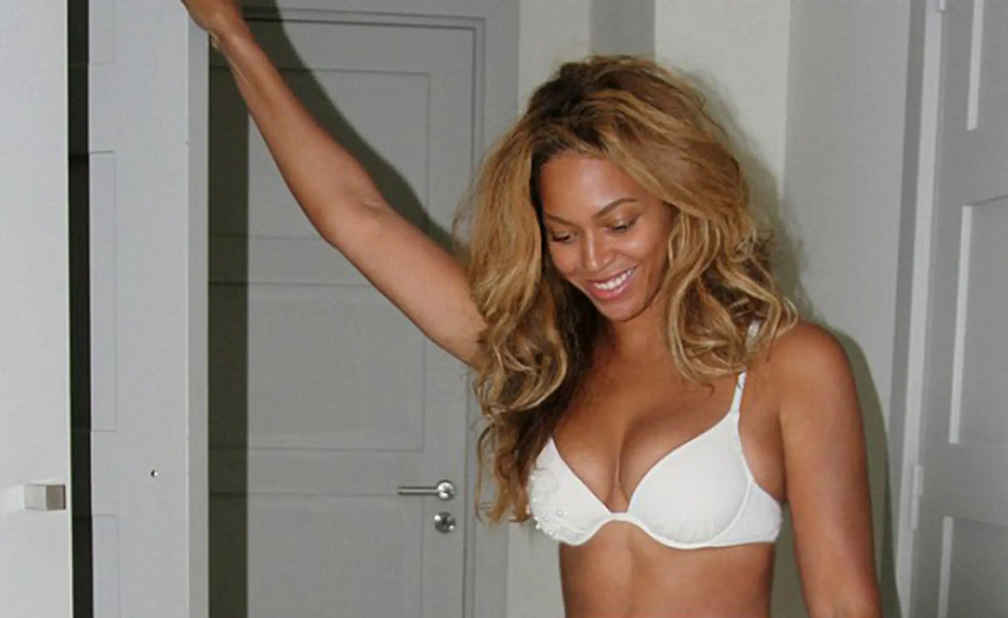 beyonce v plavkach.jpg