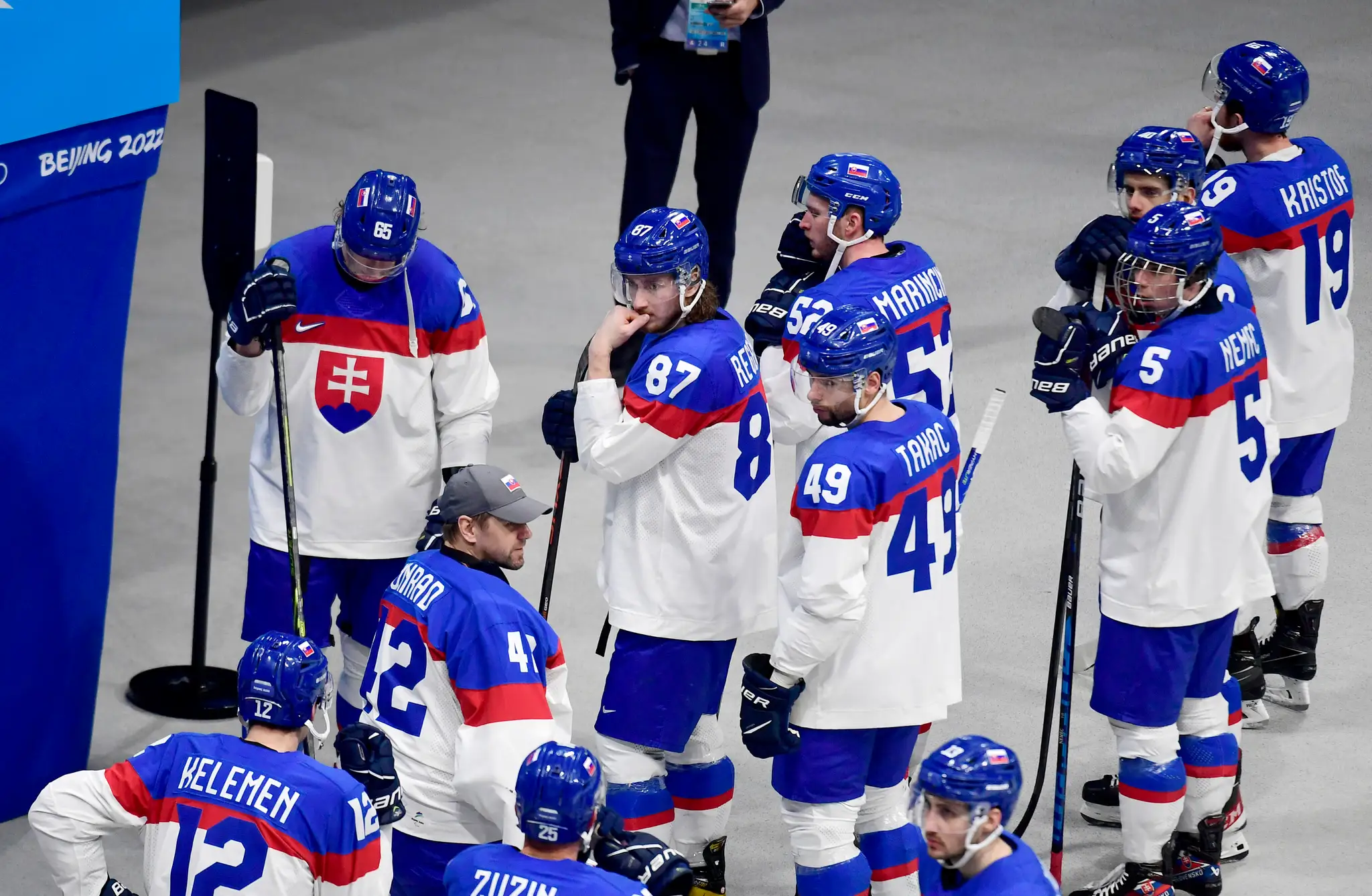 Slovenskí hokejisti reagujú po prehre 0:2 v semifinále ZOH 2022 proti Fínsku.