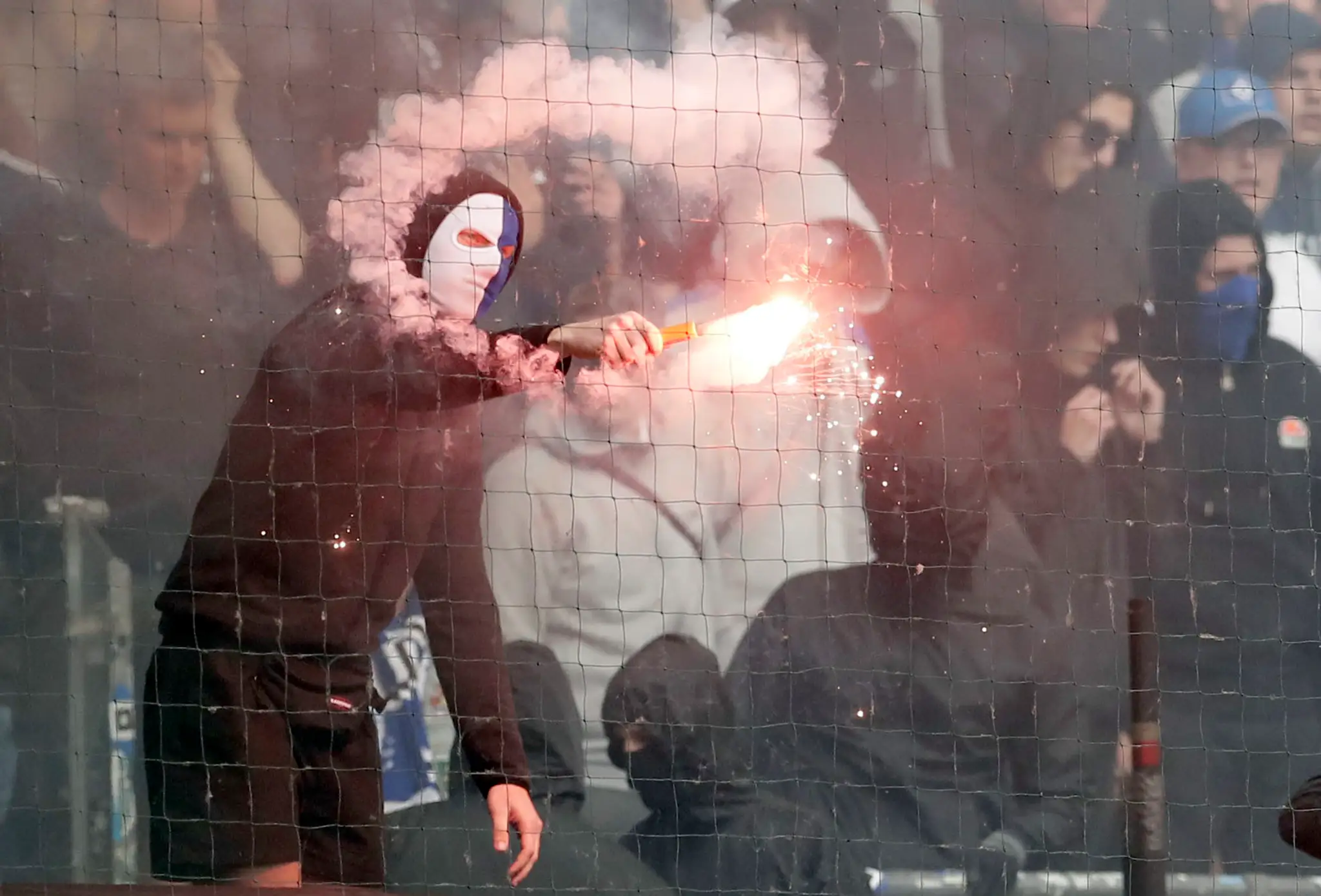Zápas Hamburgu s Borussiou Mönchengladbach museli prerušiť pre divácke nepokoje.