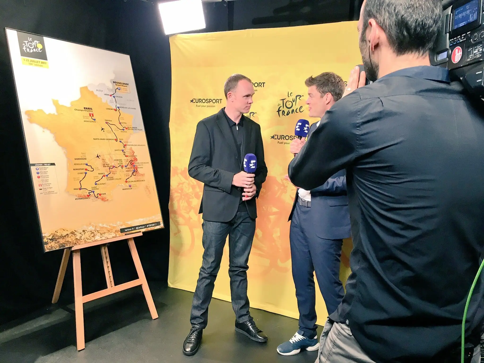 Chris Froome odpovedá na otázky reportéra.