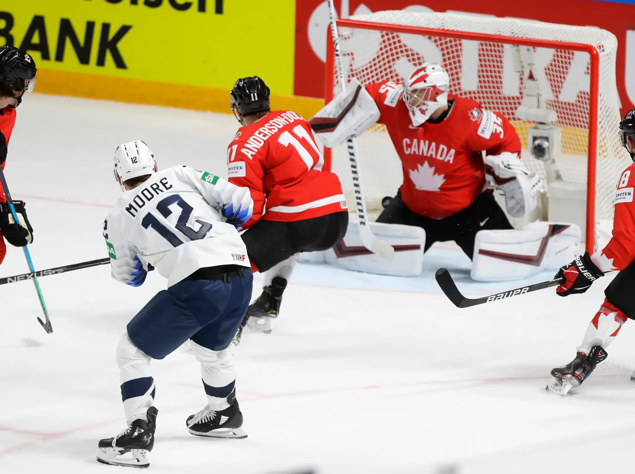 Trevor Moore (USA) strieľa gól proti Kanade.