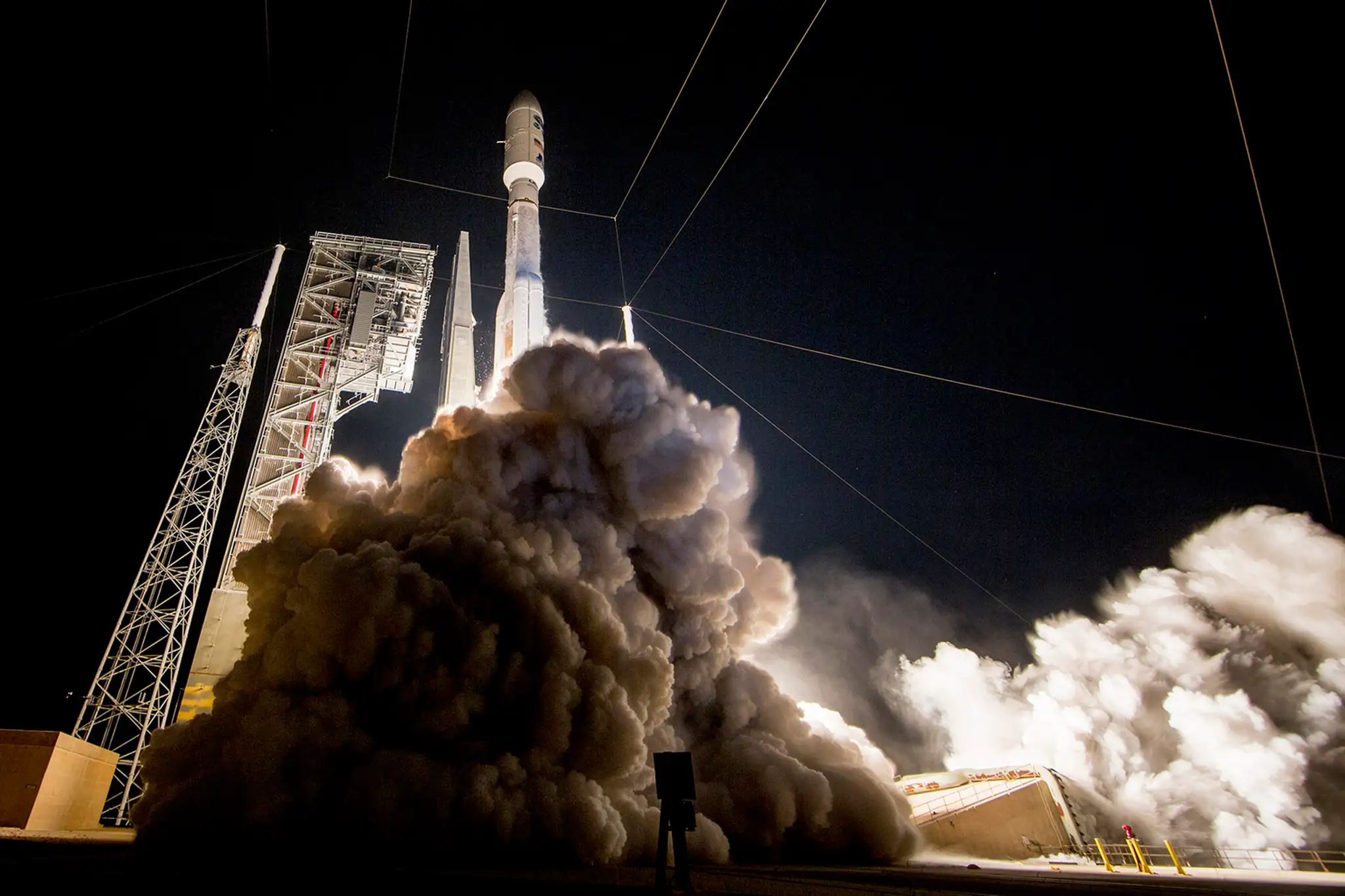Z floridského Mysu Canaveral satelit vyniesla raketa Atlas V.jpg