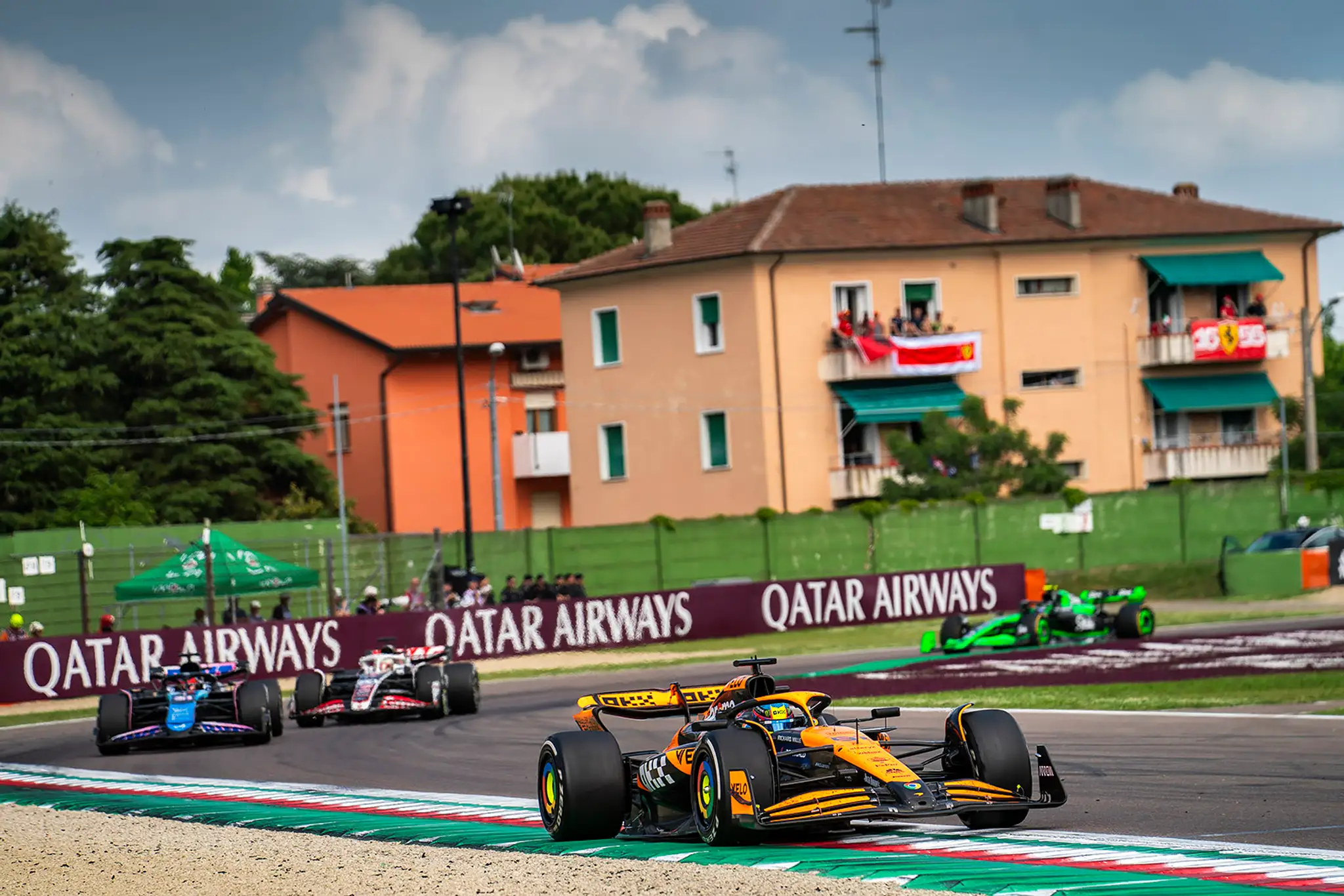 Oscar Piastri z McLarenu na trati.