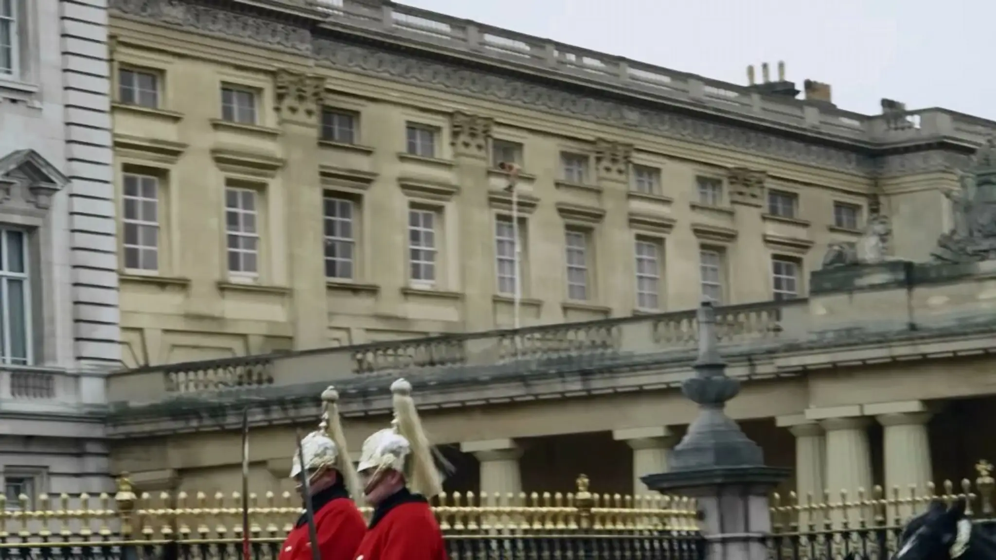 Crazy-Buckingham-Palace-naked-man-video-YouTube.MKV_snapshot_00.19_2015.02.28_17.36.28-1024x576.jpg