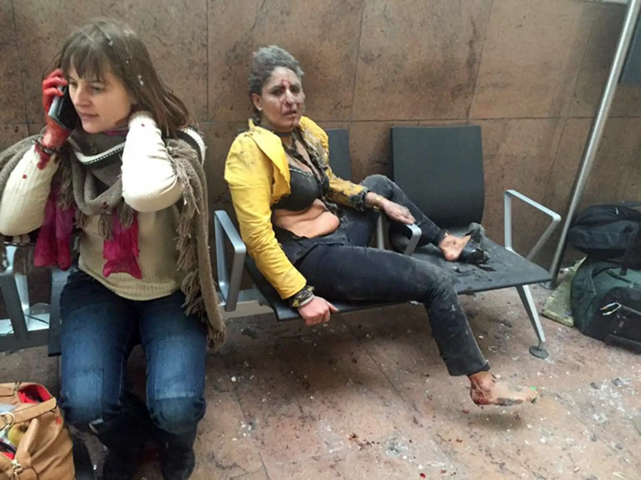 Zranené turistiky po výbuchu na bruselskom letisku.