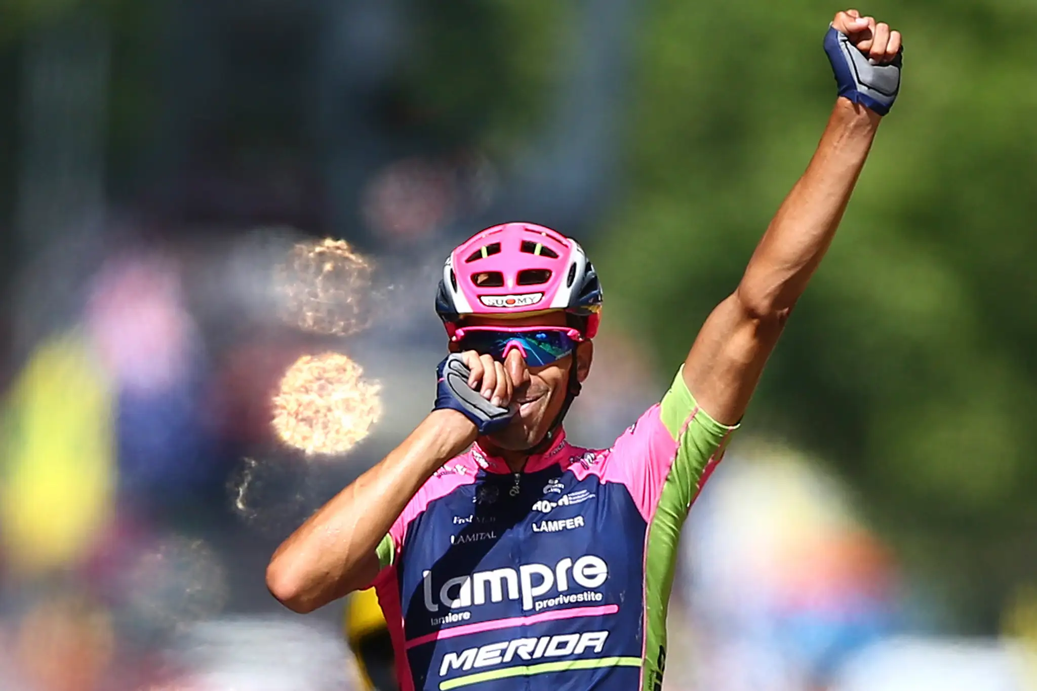 Oslavné gesto víťaza 16. etapy Tour de France Španiela Rubena Plaza Molinu z tímu Lampre Merida.
