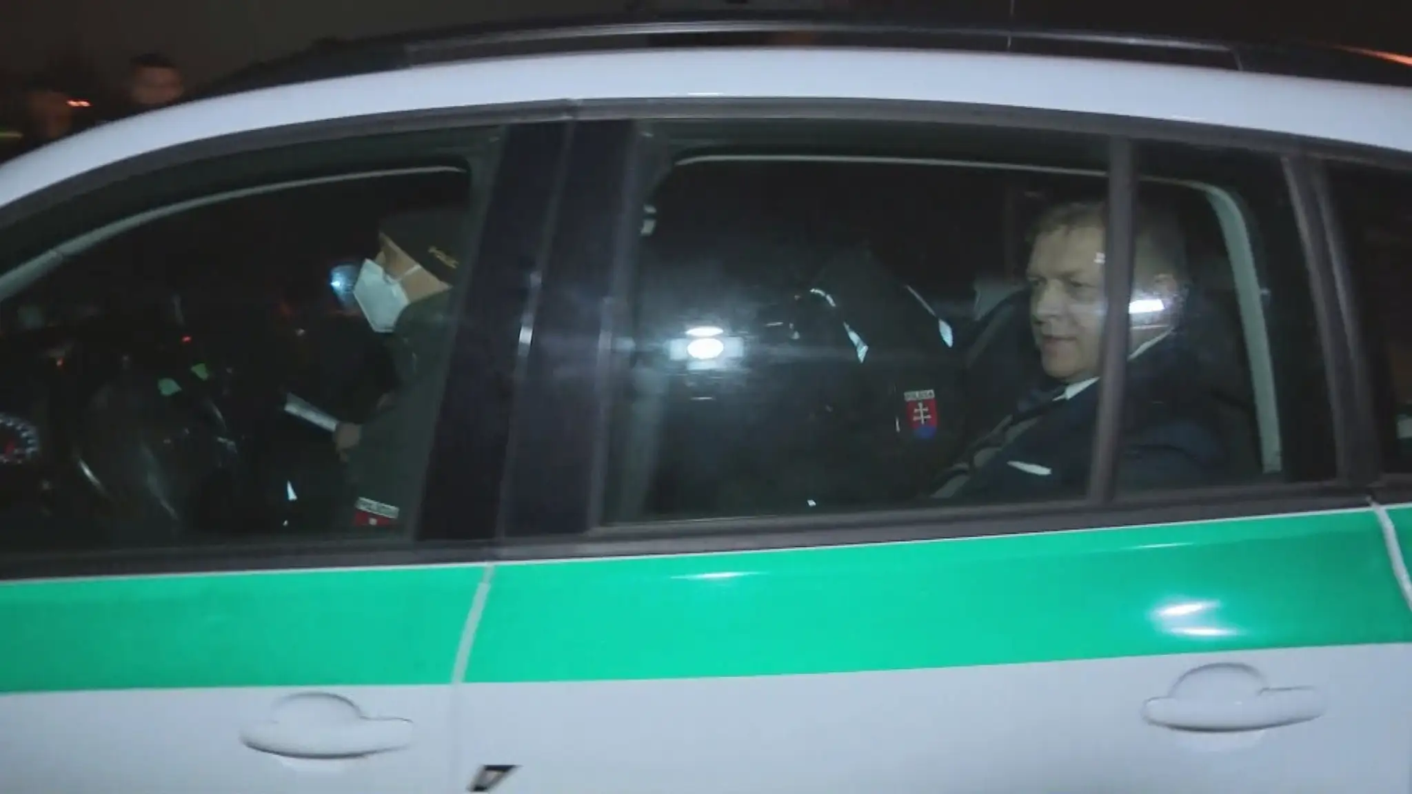 Robert Fico v policajnom aute