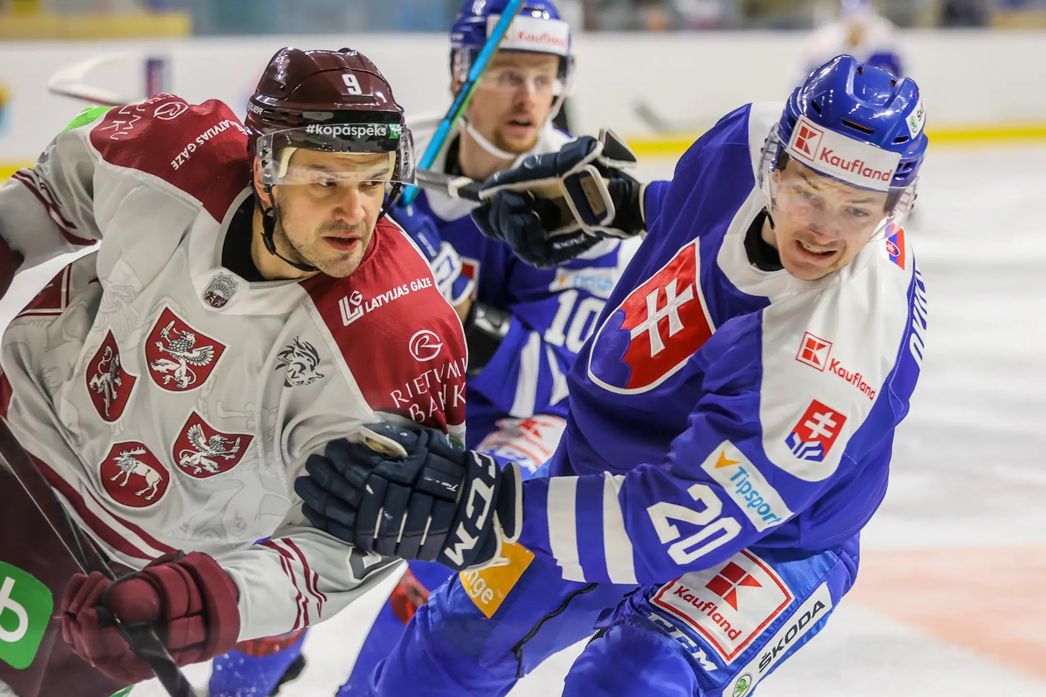 Slovák Oliver Okuliar (vpravo) a Lotyš Krišjanis Redlihs v zápase v rámci prípravy na MS 2021.