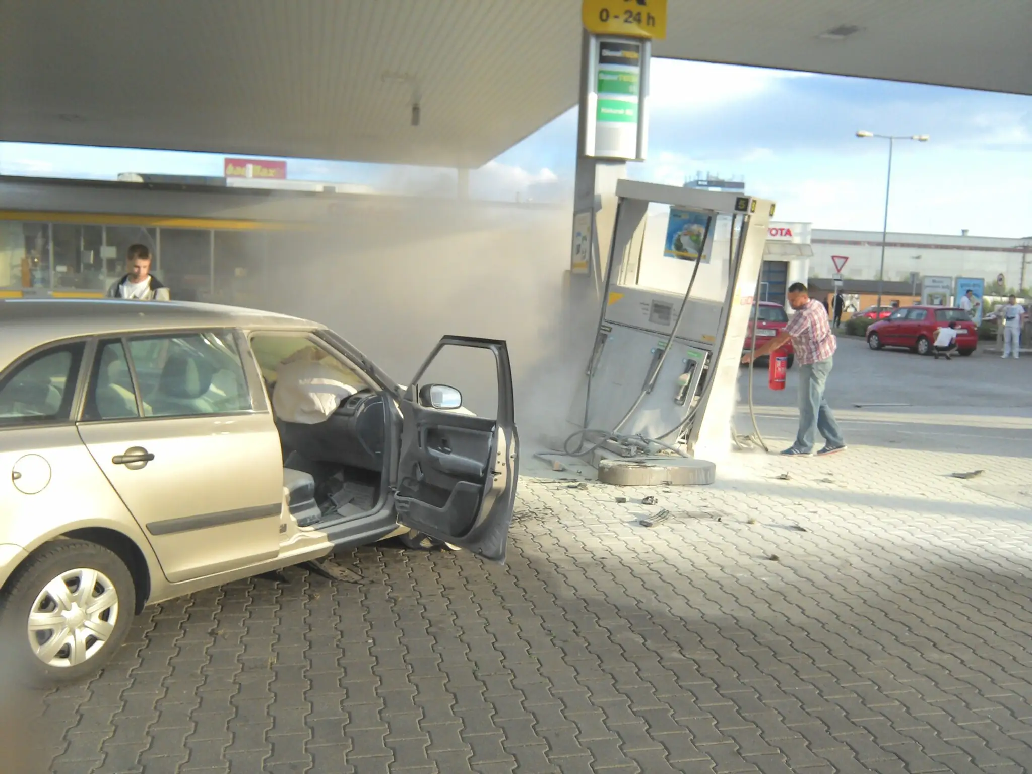 Auto narazilo na stojana na pumpe