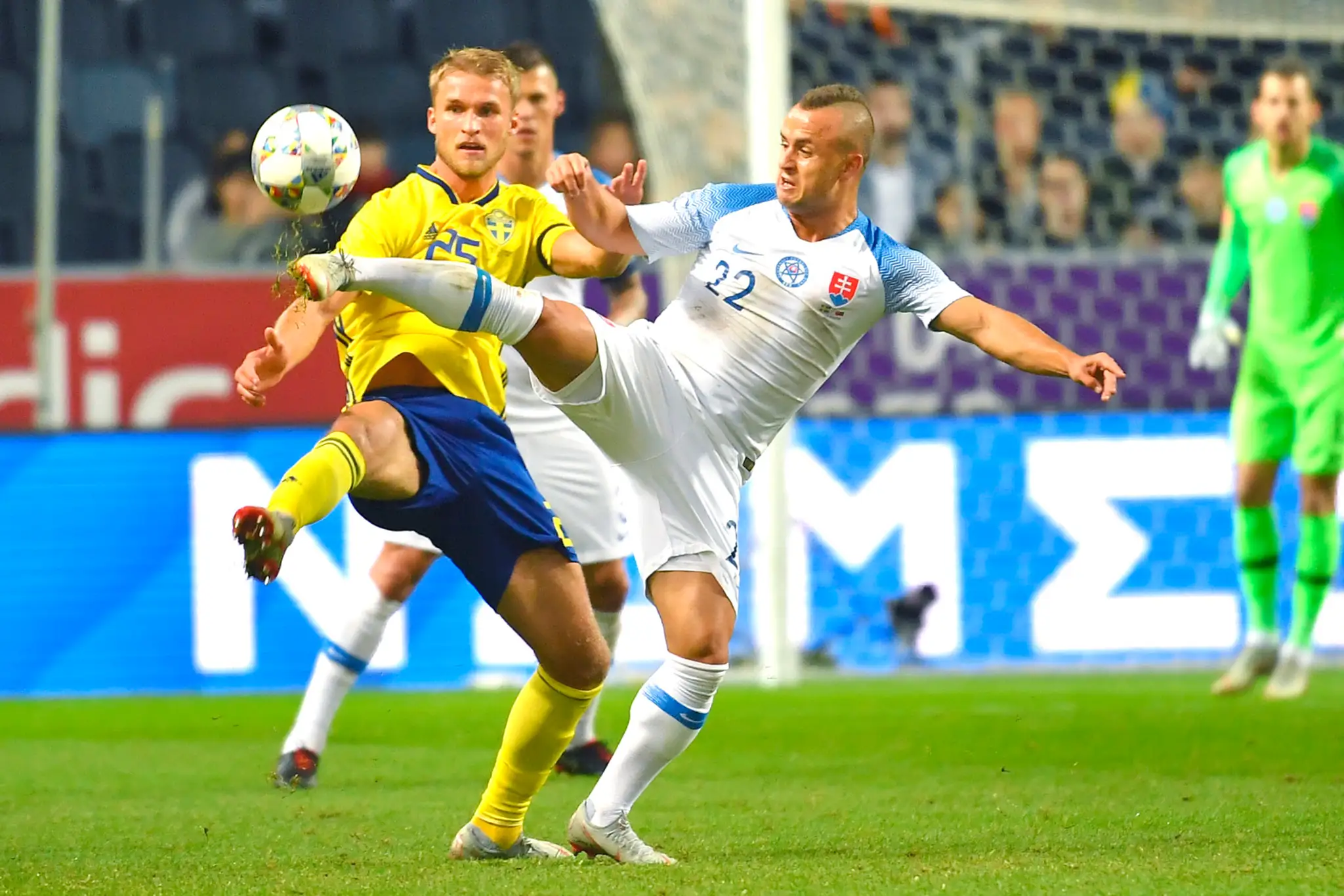 Stanislav Lobotka (vpravo) v súboji so Švédom Sebastianom Anderssonom v medzištátnom dueli.