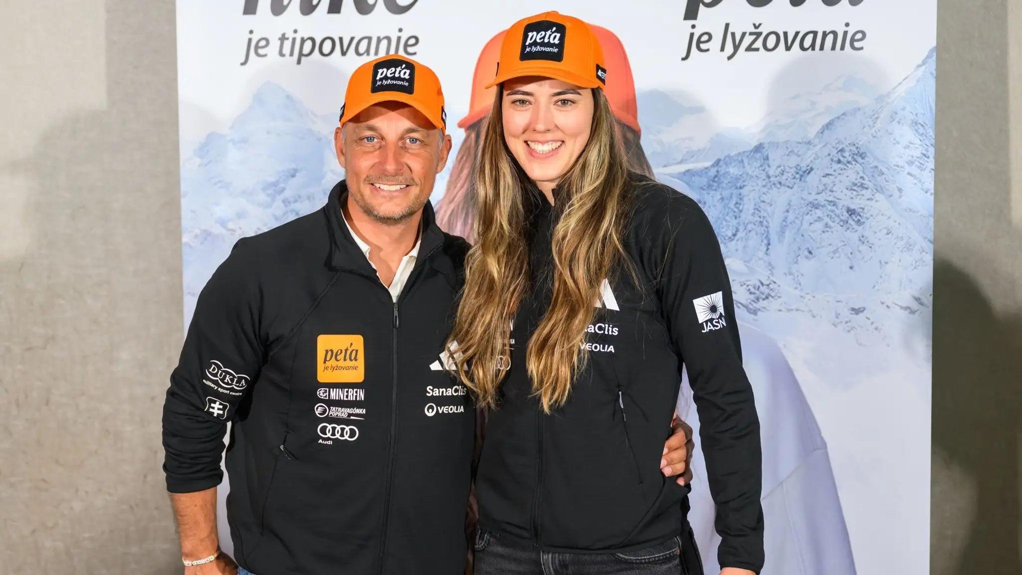 Petra Vlhová (vpravo) s trénerom Mariom Rafetzederom