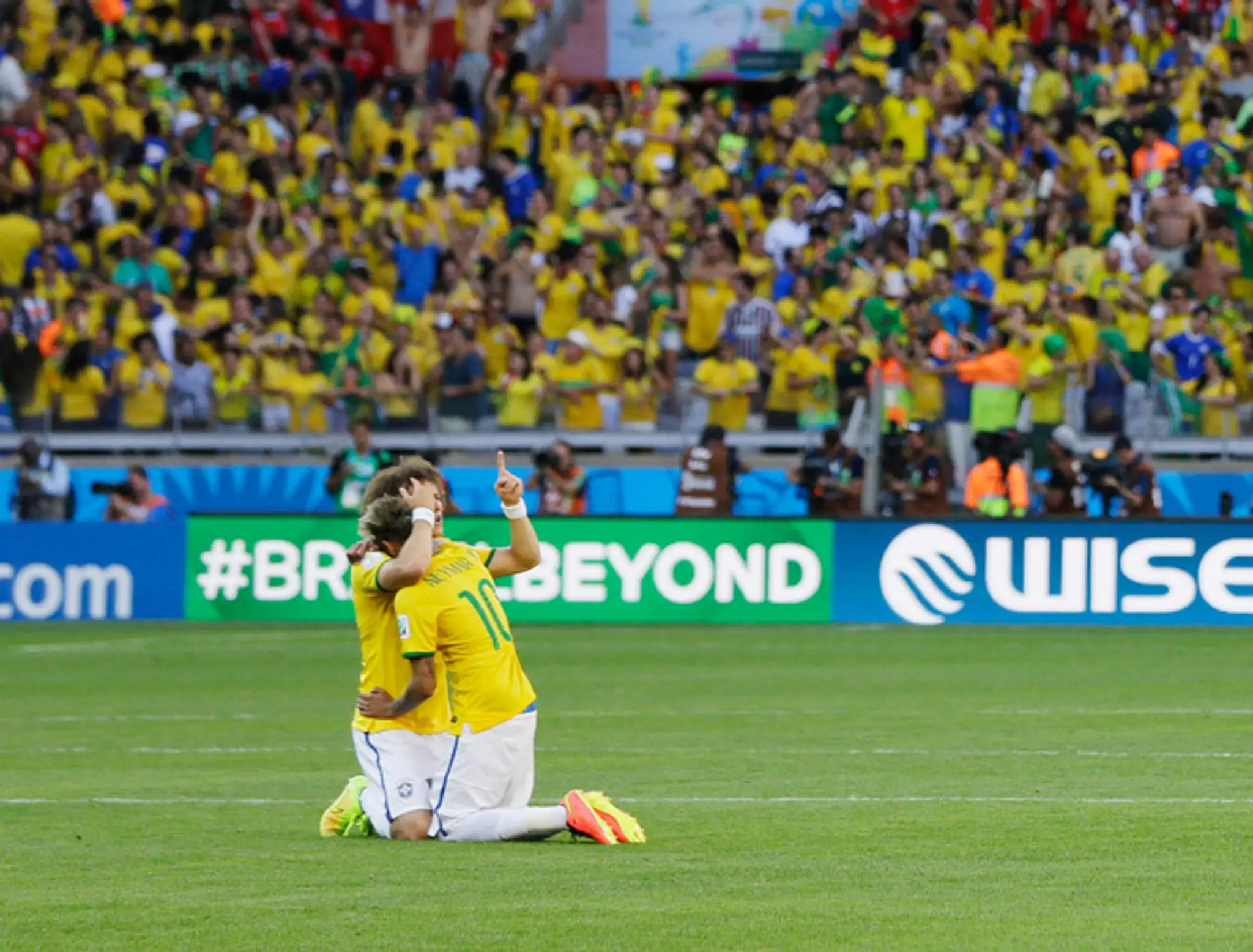 Neymar (vpravo) a David Luiza sa objímajú po výhre v jedenástkovom rozstrele v osemfinále MS v zápase Brazília - Čile 