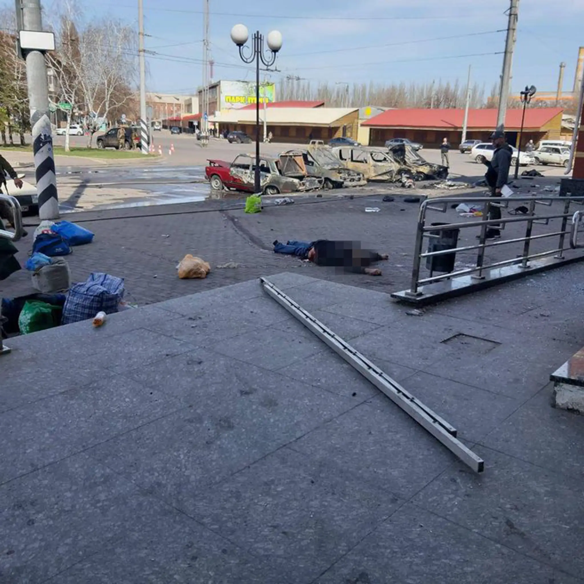 Ruský raketový útok na železničnú stanicu v Kramatorsku má desiatky obetí.