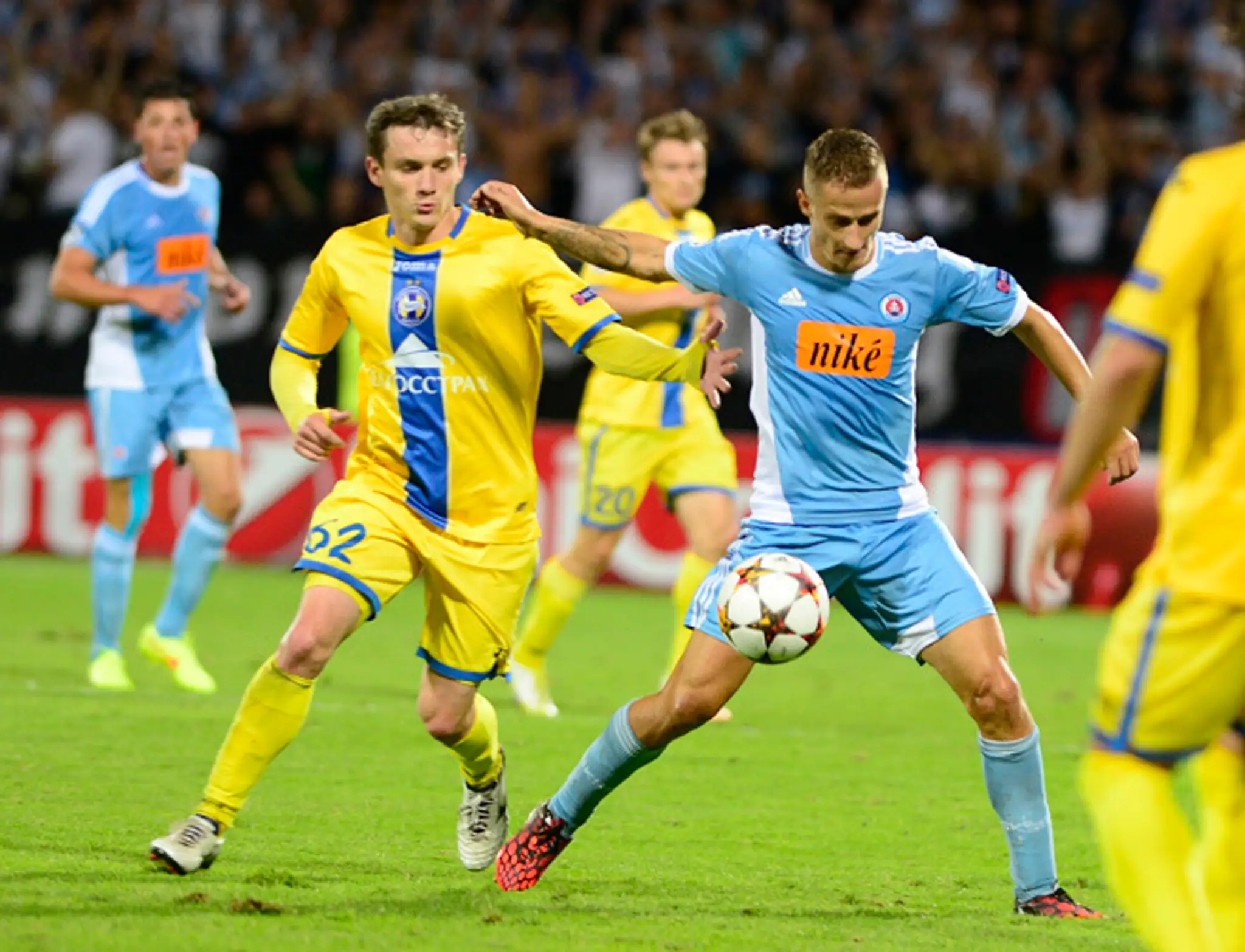 Erik Grendel (Slovan) a hráč Bate Borisov Michail Gordejčuk (vľavo).