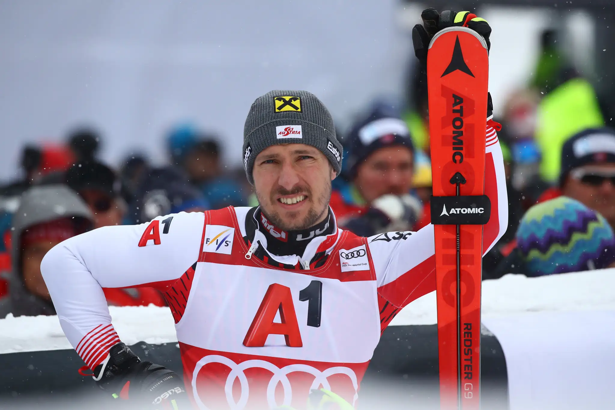 Alpský lyžiar Marcel Hirscher v cieli slalomu v Kitzbüheli.