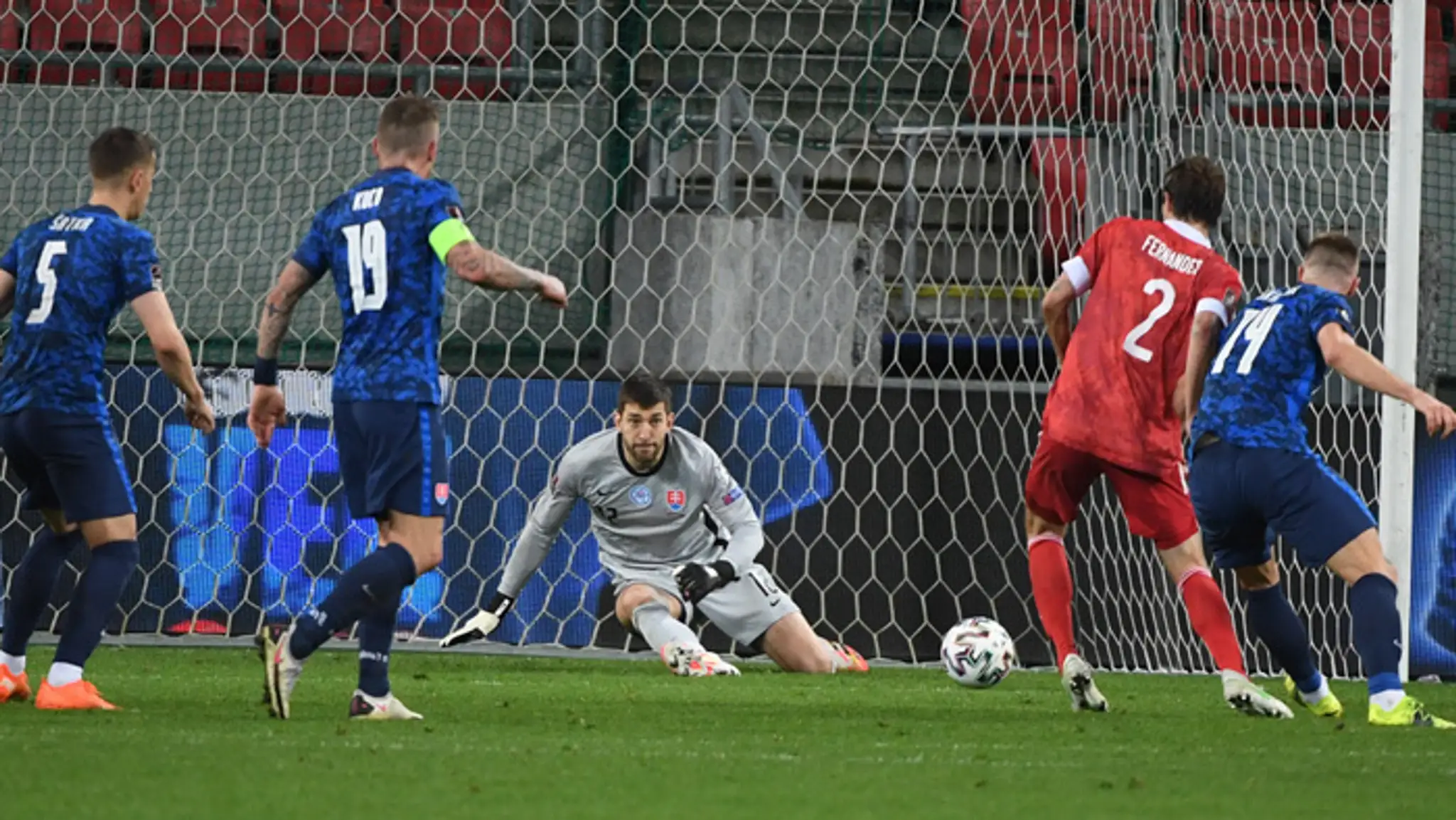 Ruský futbalista Mario Fernandes (druhý sprava) prekonáva Dušana Kuciaka v kvalifikácii MS 2022.