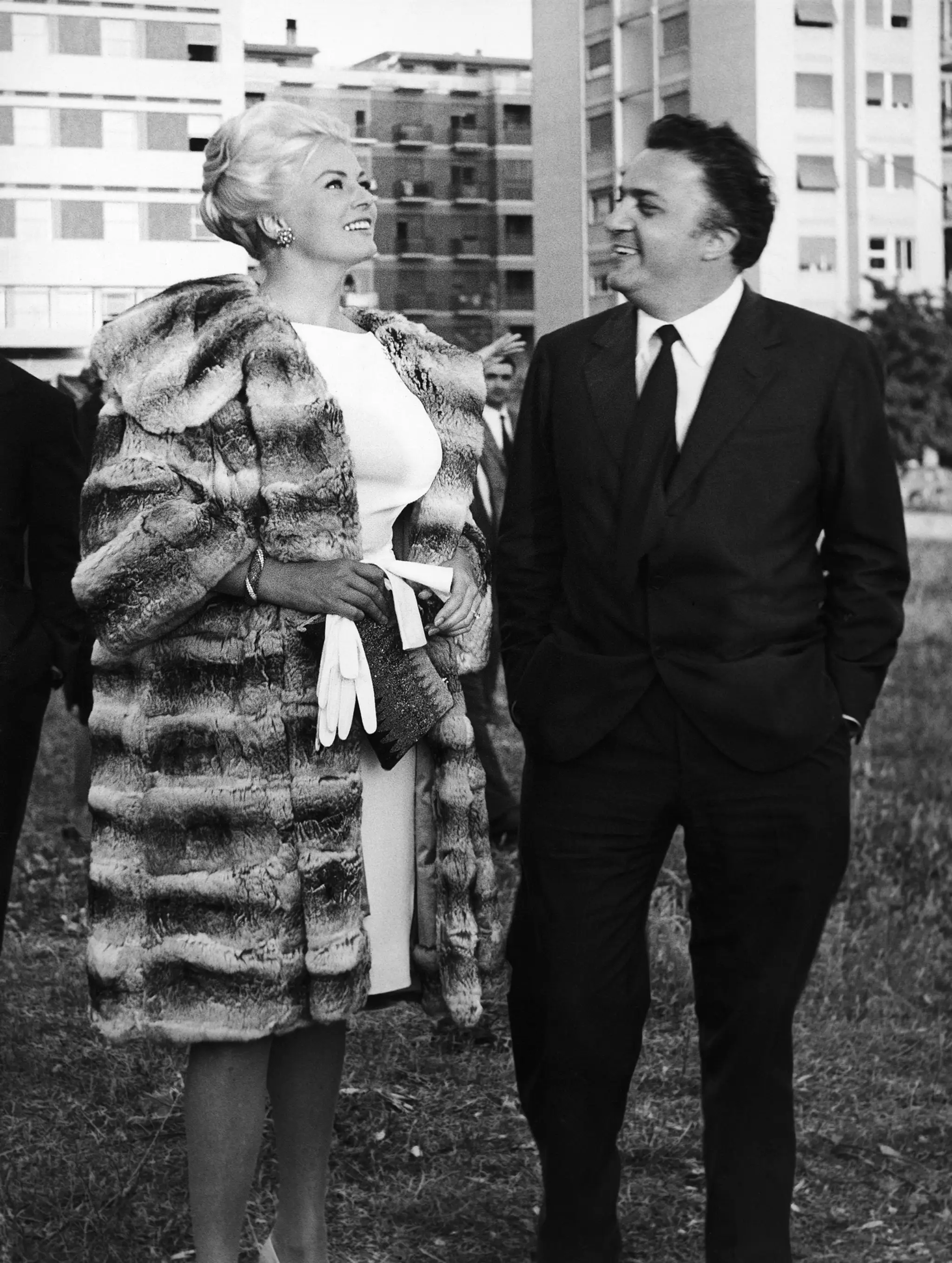 Anita Ekberg a režisér Frederico Fellini na predmestí Ríma (archív 1961).