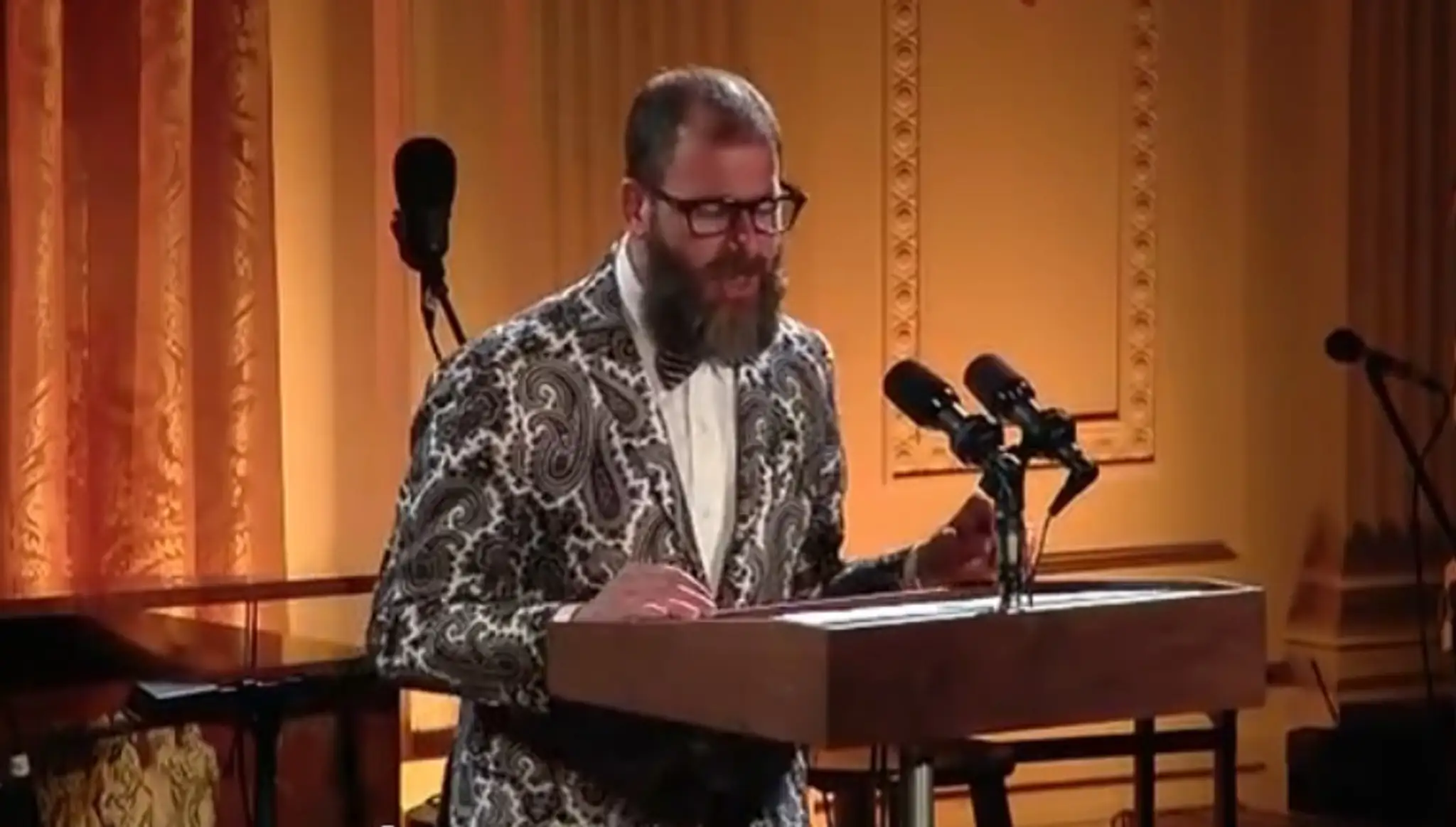 Kurz zabíjania času na internete povedie extravagantný umelec Kenneth Goldsmith