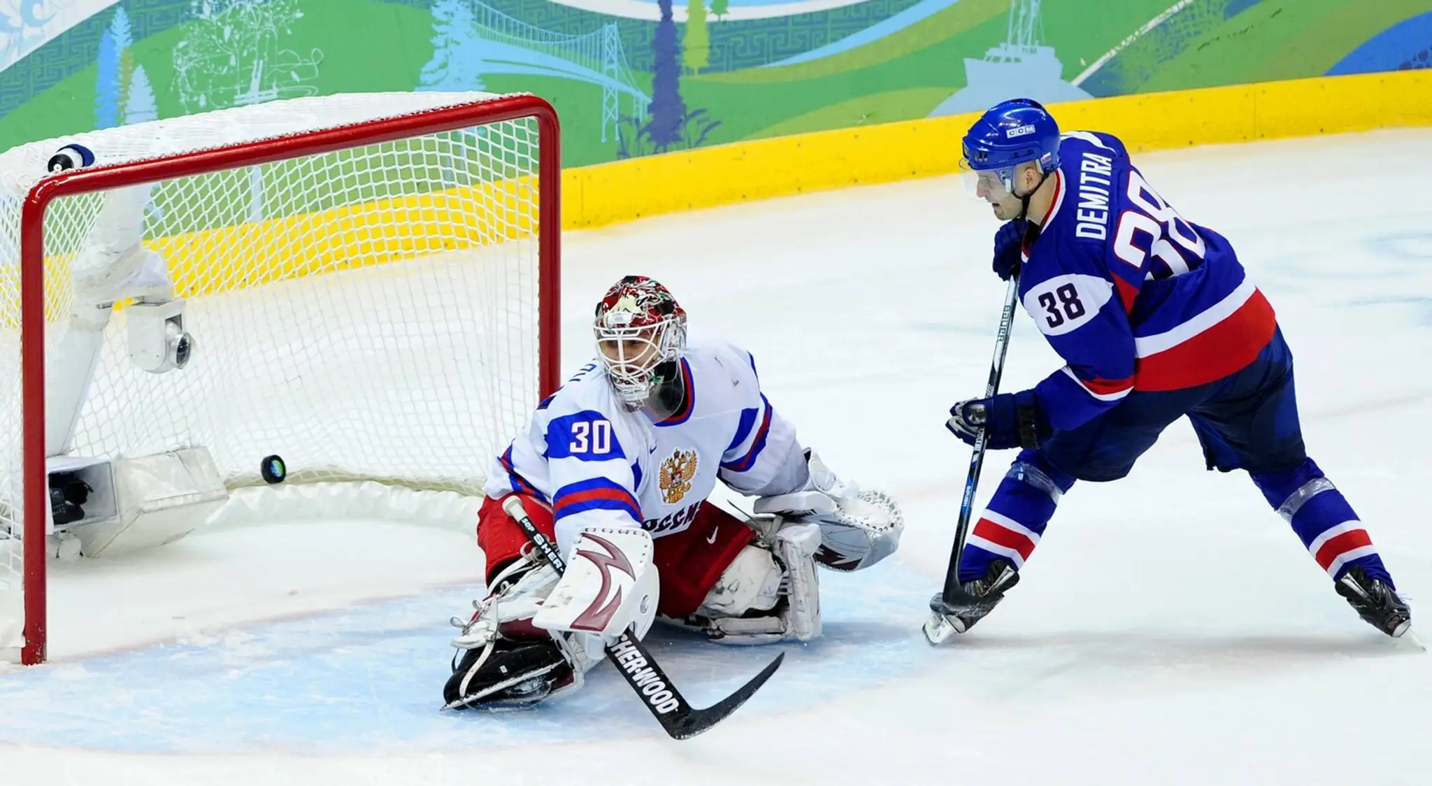 Pavol Demitra premieňa rozhodujúci samostatný nájazd proti brankárovi Iľjovi Bryzgalovi
