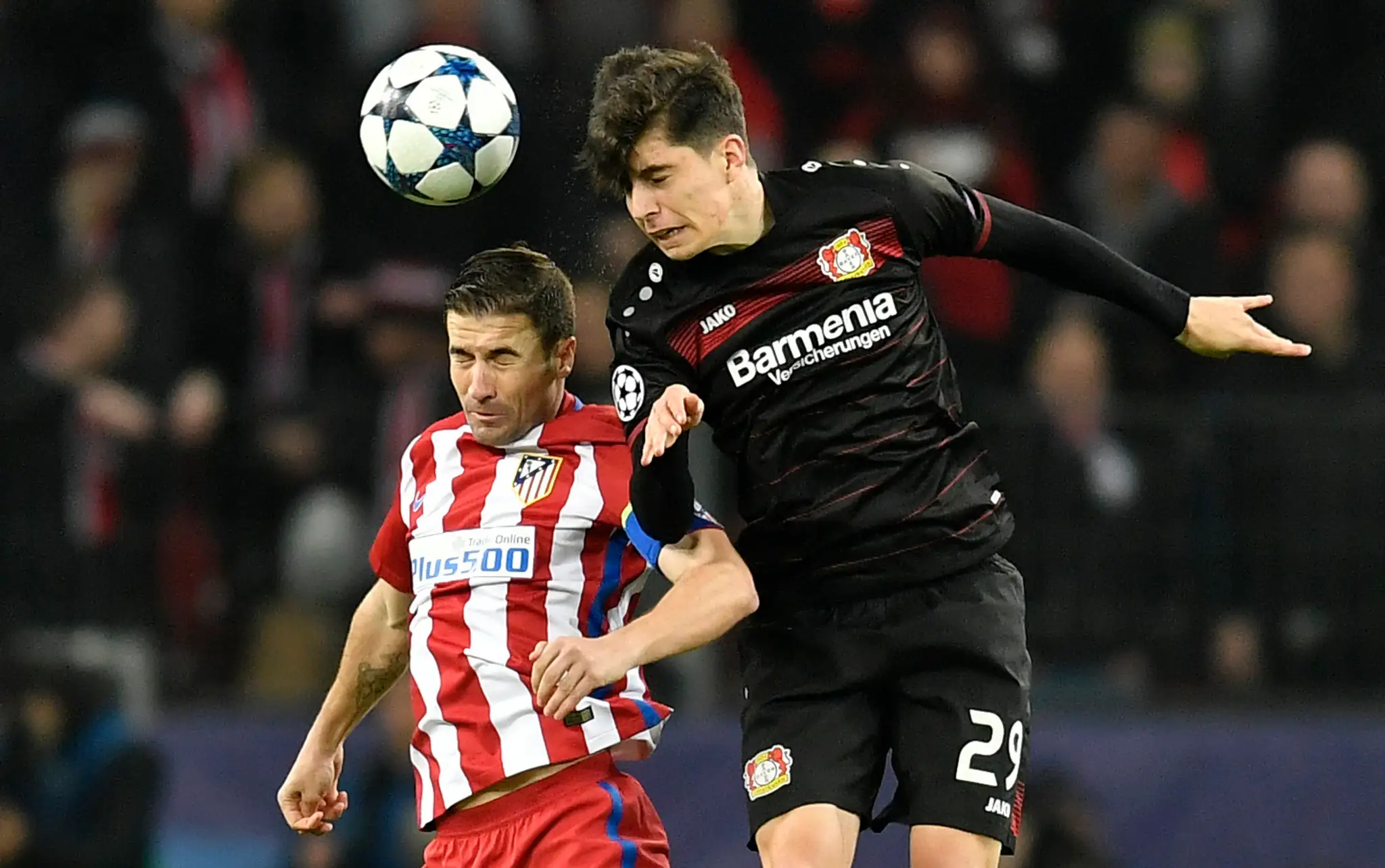Tínedžer v drese Leverkusenu Kai Havertz (vpravo) v súboji o loptu s Gabim v osemfinále LM proti Atléticu.