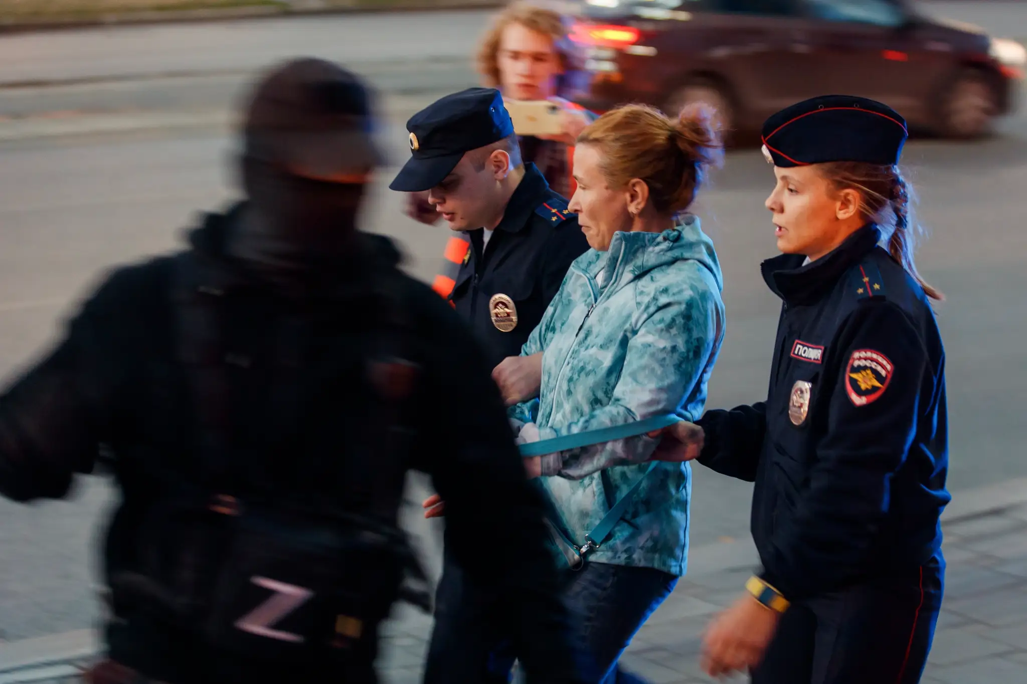 Policajti zatýkajú ženu počas protestu proti mobilizácii 21. septembra 2022 v ruskom Jekaterinburgu.
