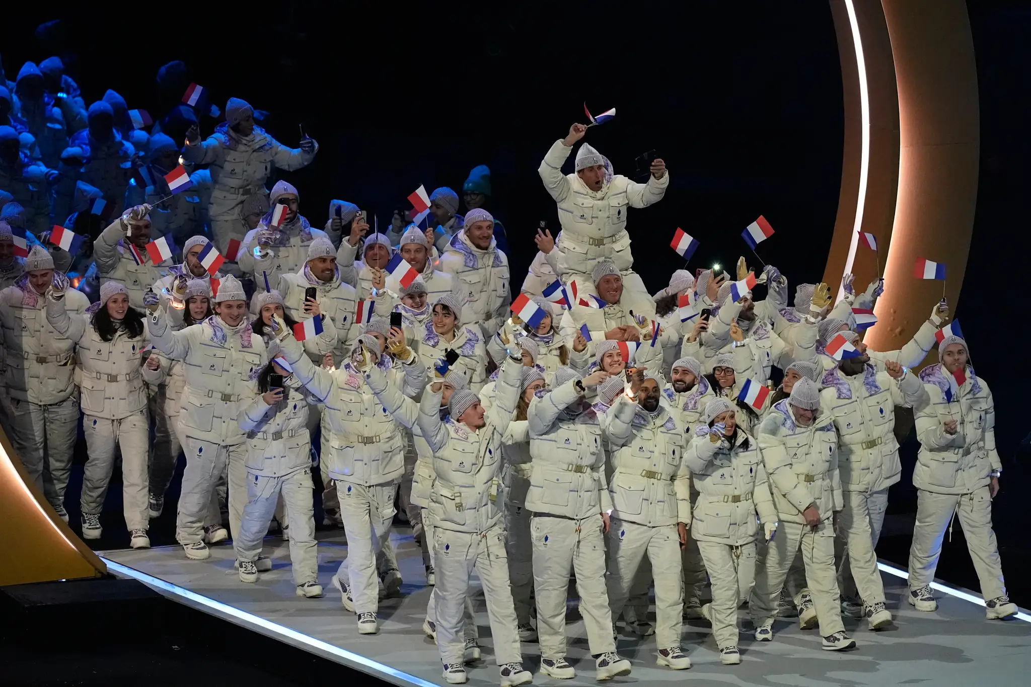 Na snímke francúzska výprava počas otváracieho ceremoniálu.