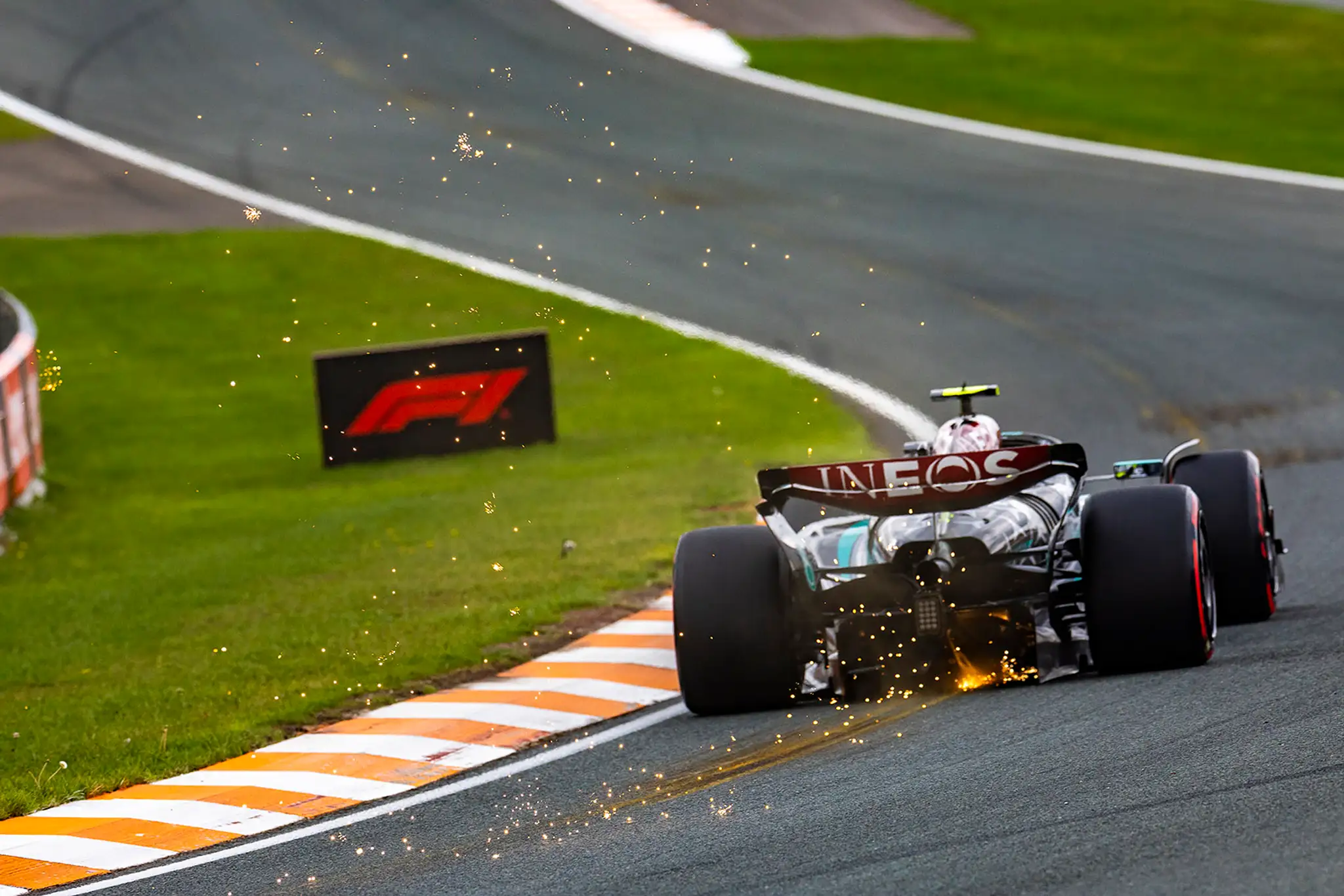 Spod monopostu Lewisa Hamilton sa iskrilo už v sobotu.
