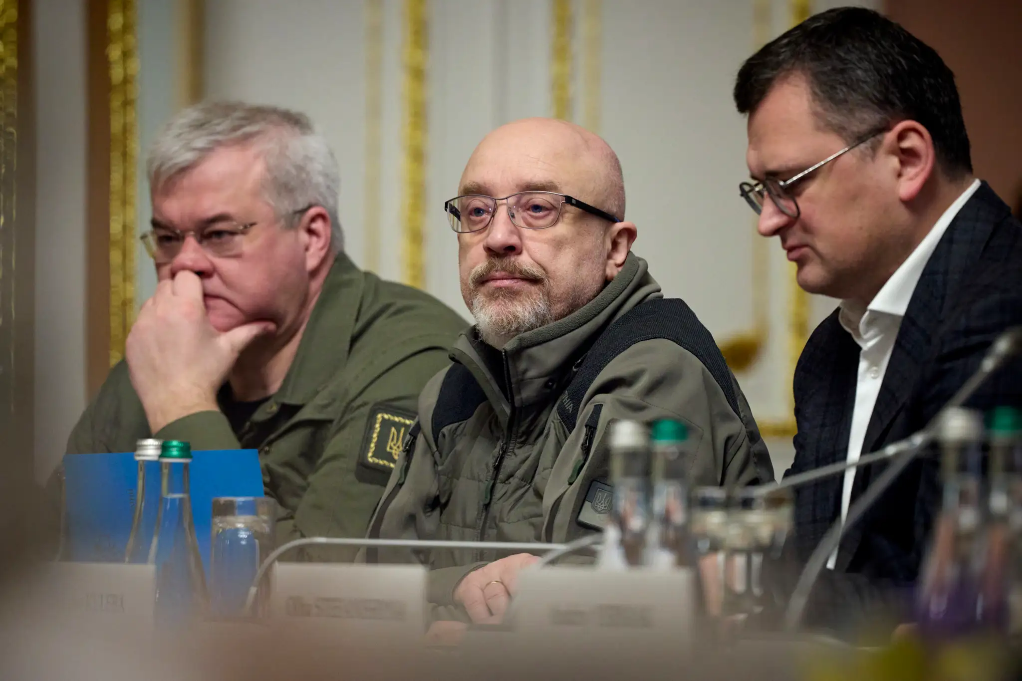 Dmytro Kuleba (vpravo) a Oleksij Reznikov (uprostred)