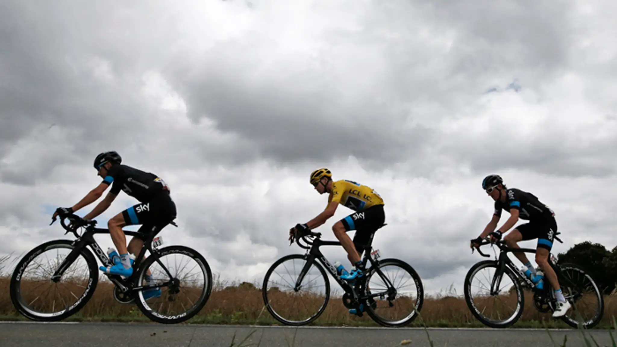 Jazdci tímu SKY na 8. etape - Leopold König, Christopher Froome (v žltom) a  Geraint Thomas.