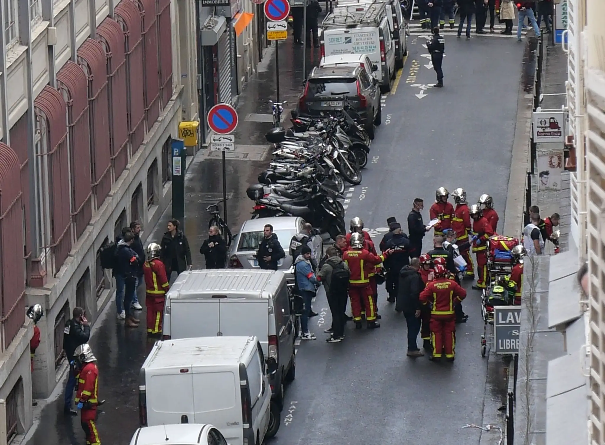 Polícia po streľbe uzavrela ulicu Rue d'Enghien v 10. parížskom obvode. 