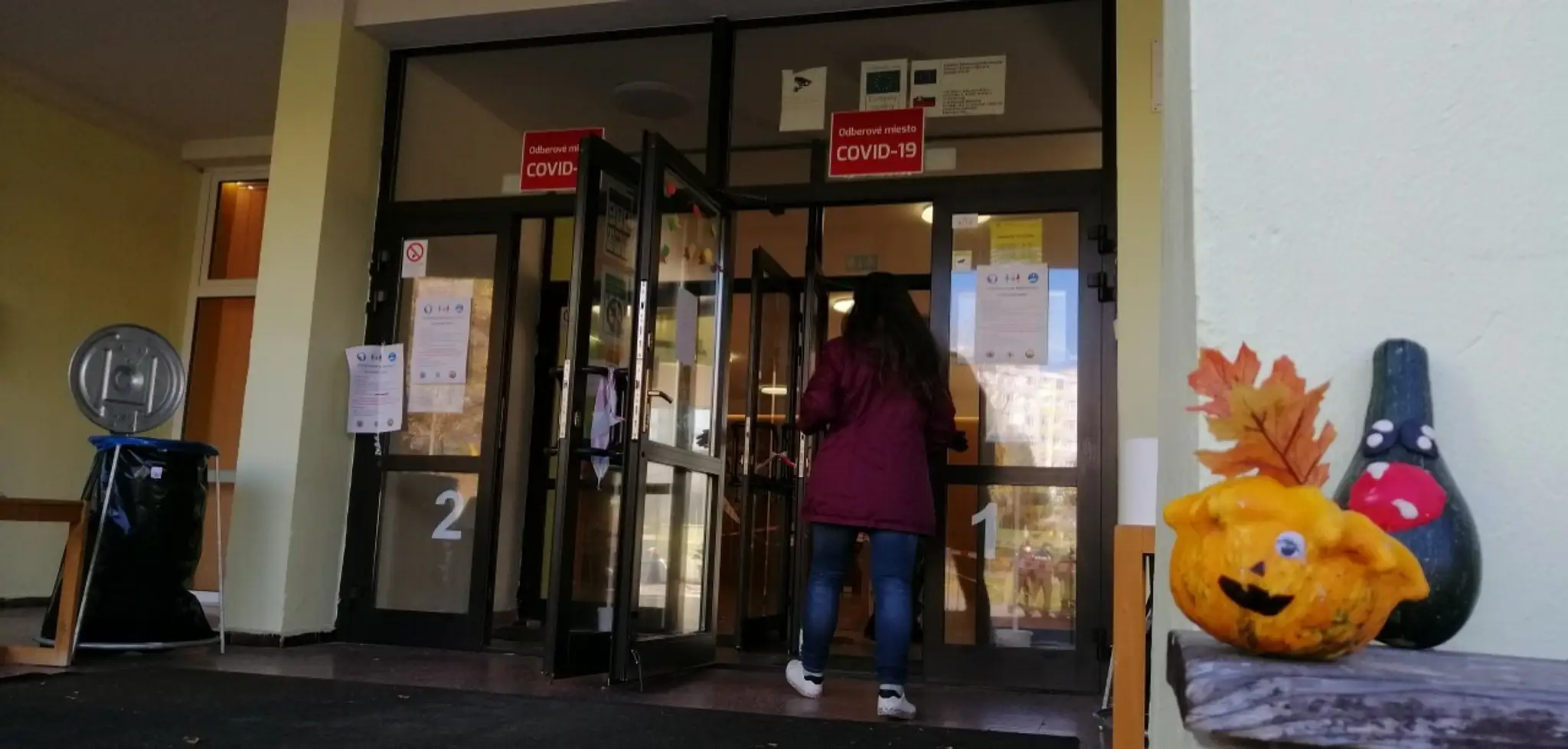 Polícia pred Špecializovaným trestným súdom v Pezinku