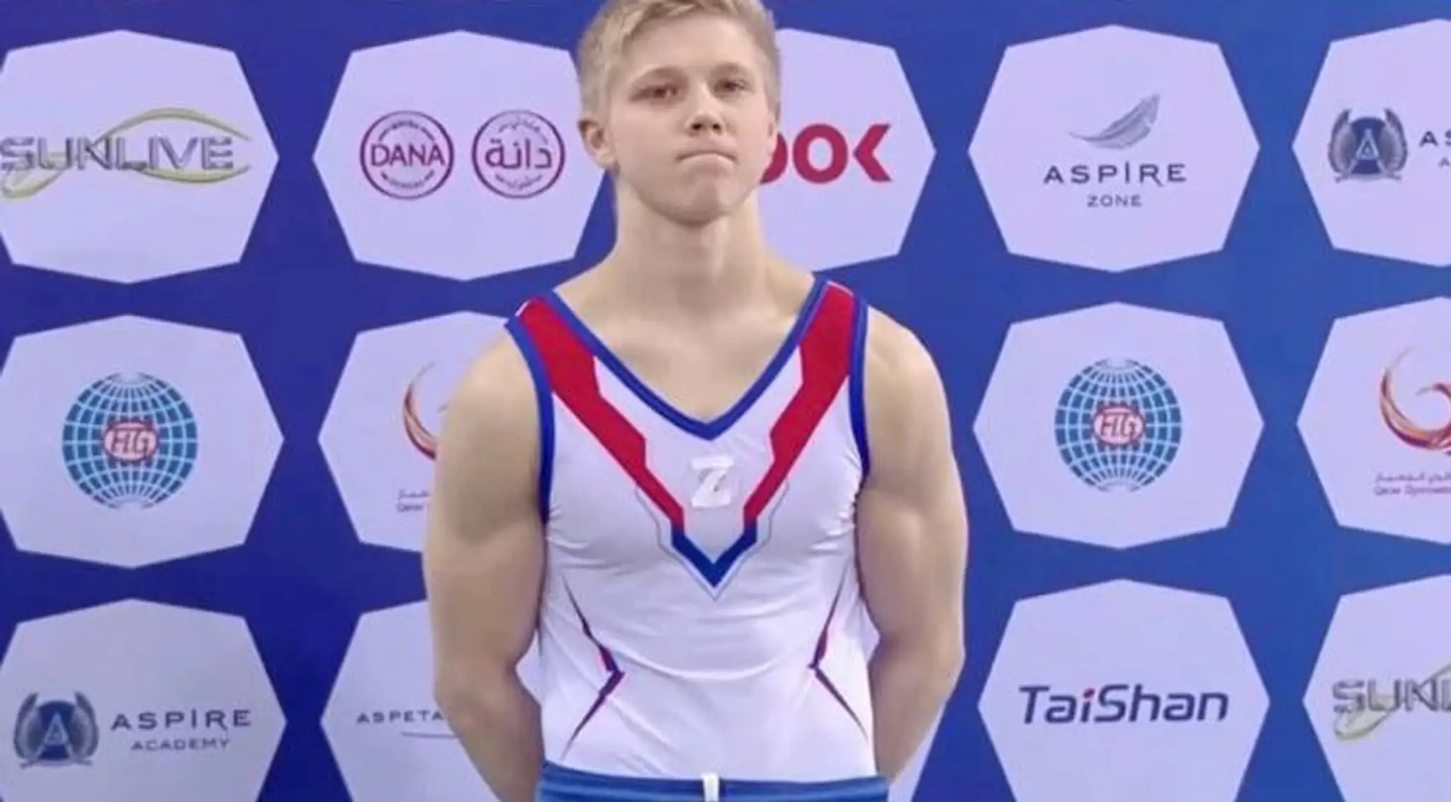Ruský gymnasta Ivan Kuliak s vojnovým symbolom na hrudi.