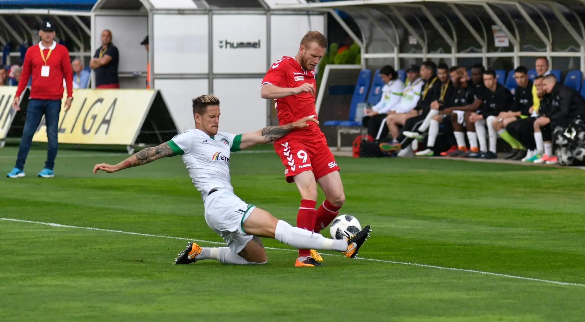 Jakub Bartek (Prešov) v súboji s Lukášom Luptákom (Senica)