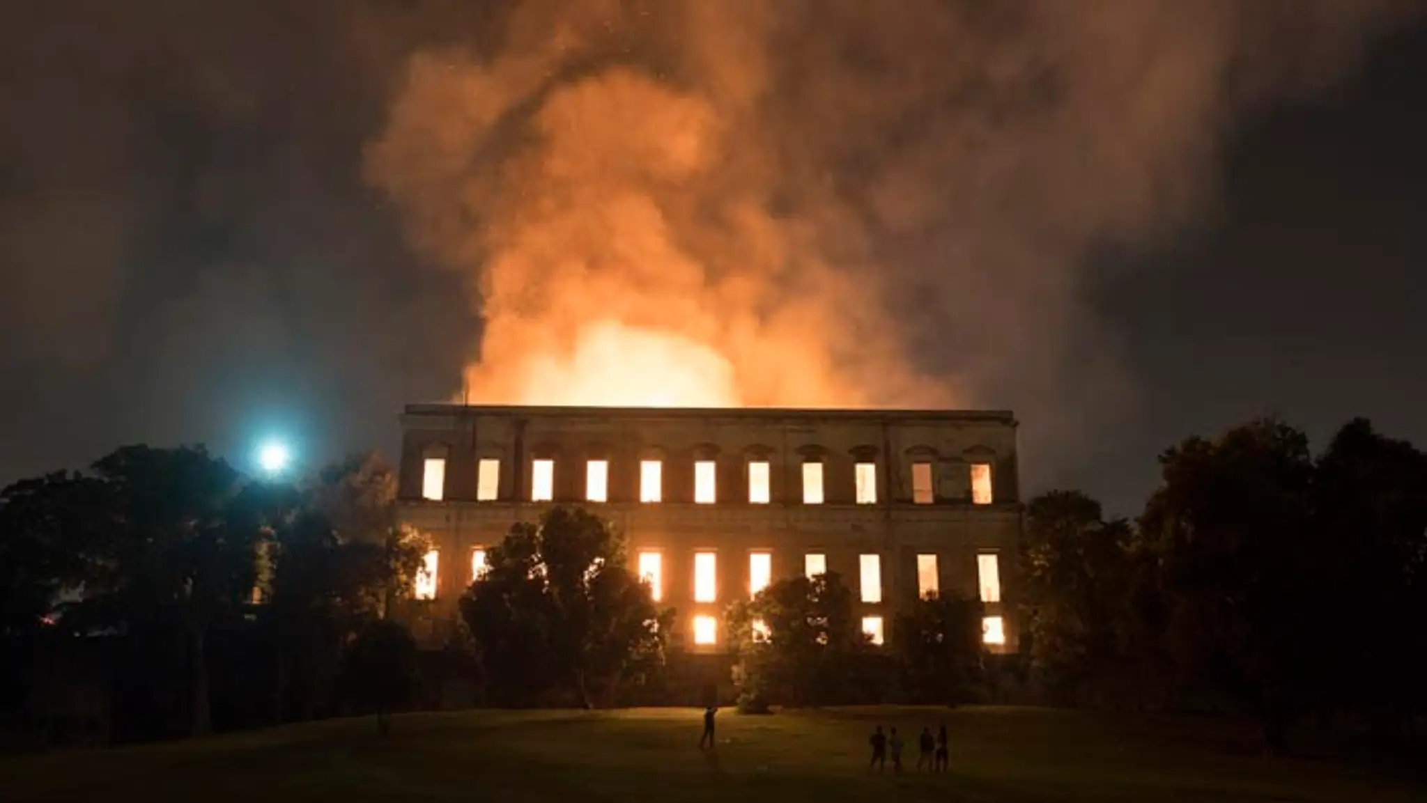 Národné múzeum v Riu de Janeiro zachvátil rozsiahly požiar.