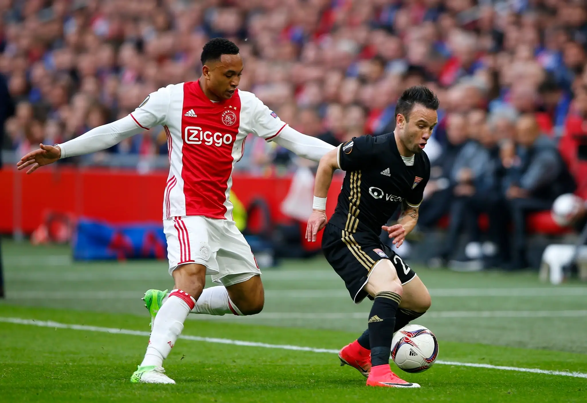 Kenny Tete (vľavo) z Ajaxu atakuje v semifinále EL Mathieu Valbuenu z Lyonu.