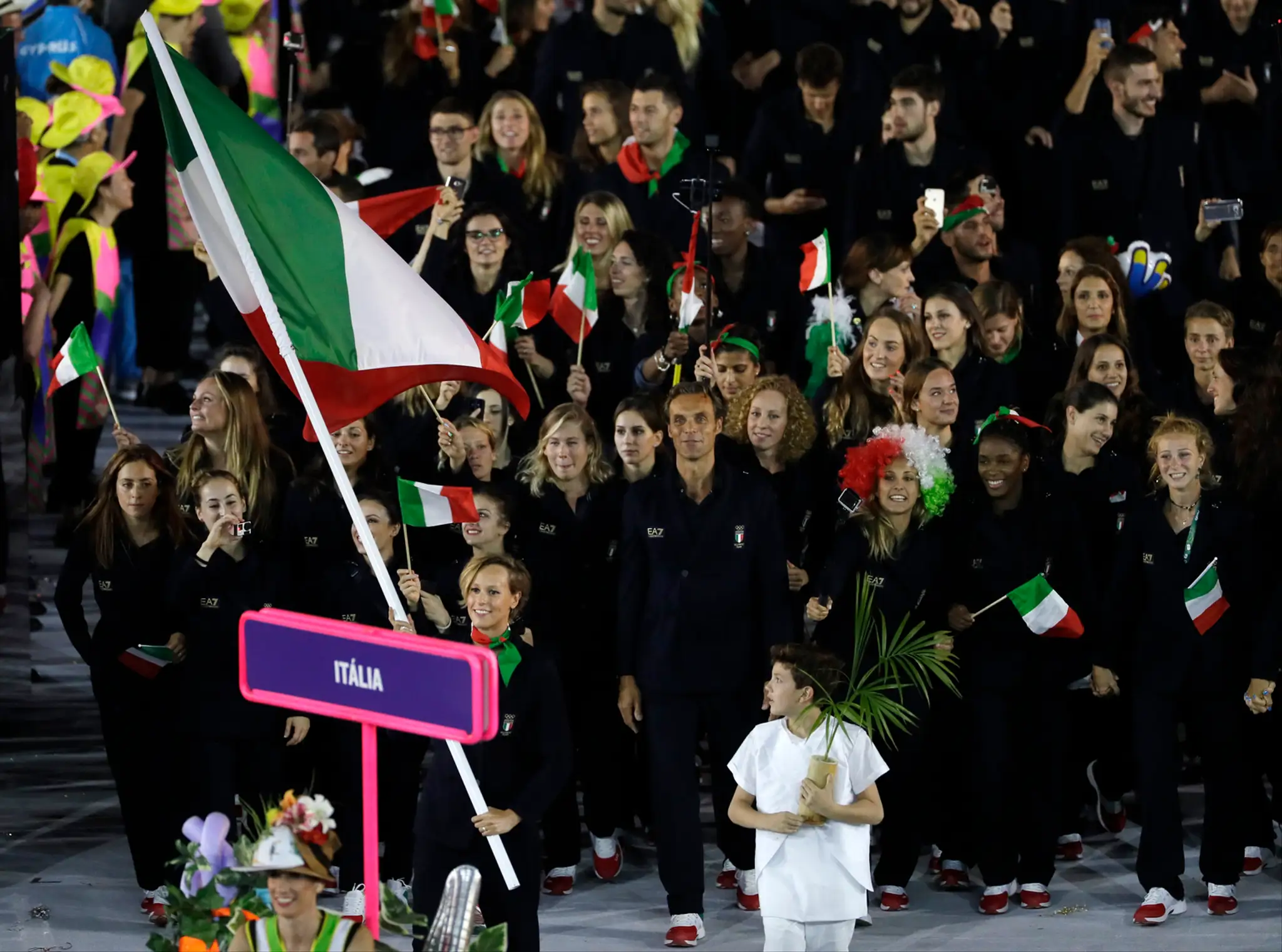 Plavkyňa Federica Pellegrini nesie taliansku zástavu počas otváracieho ceremoniálu OH v Riu.