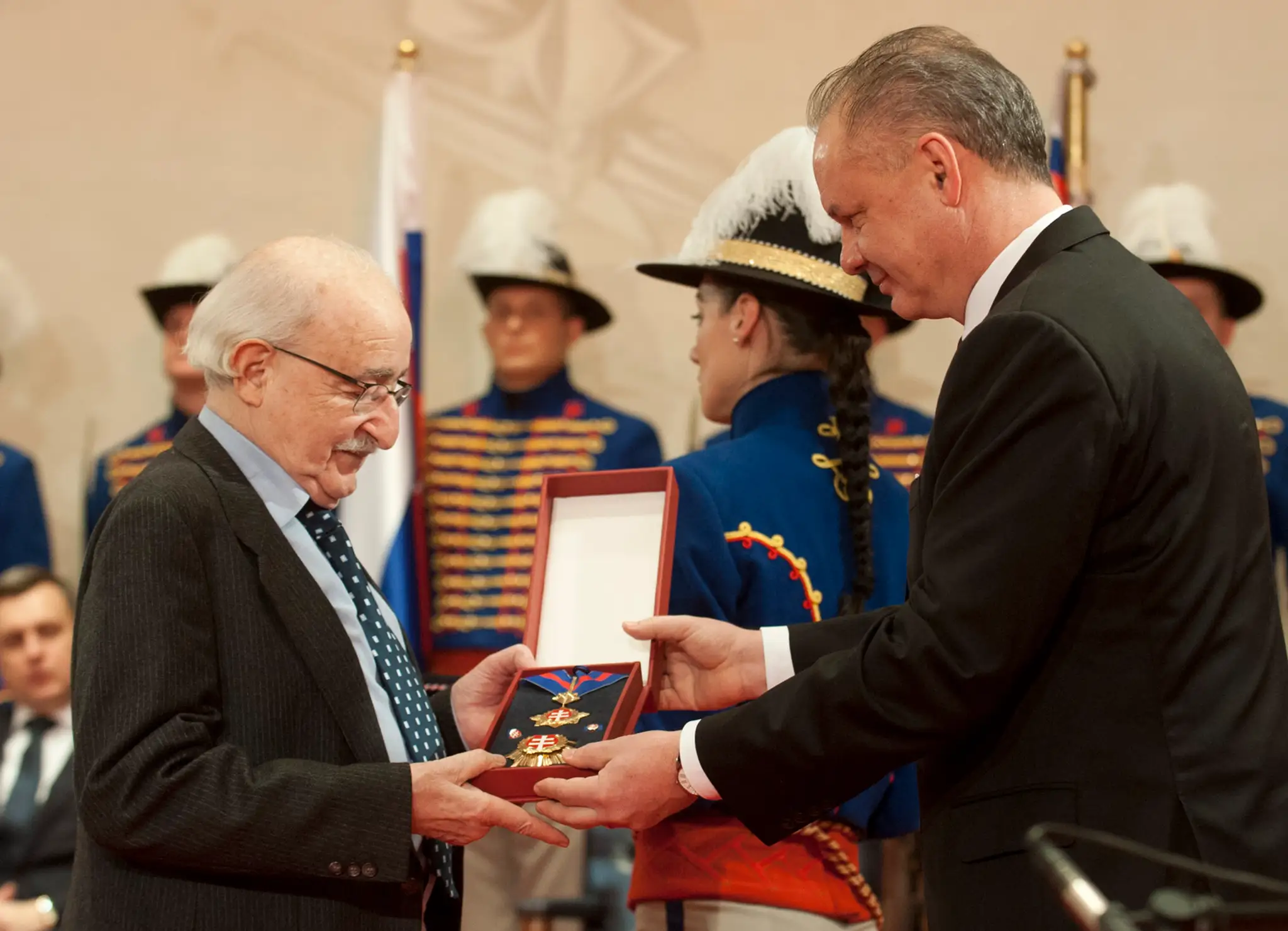 Režisér Juraj Herz prijíma od prezidenta Slovenskej republiky Andreja Kisku štátne vyznamenanie - Rad Bieleho dvojkríža II. trie